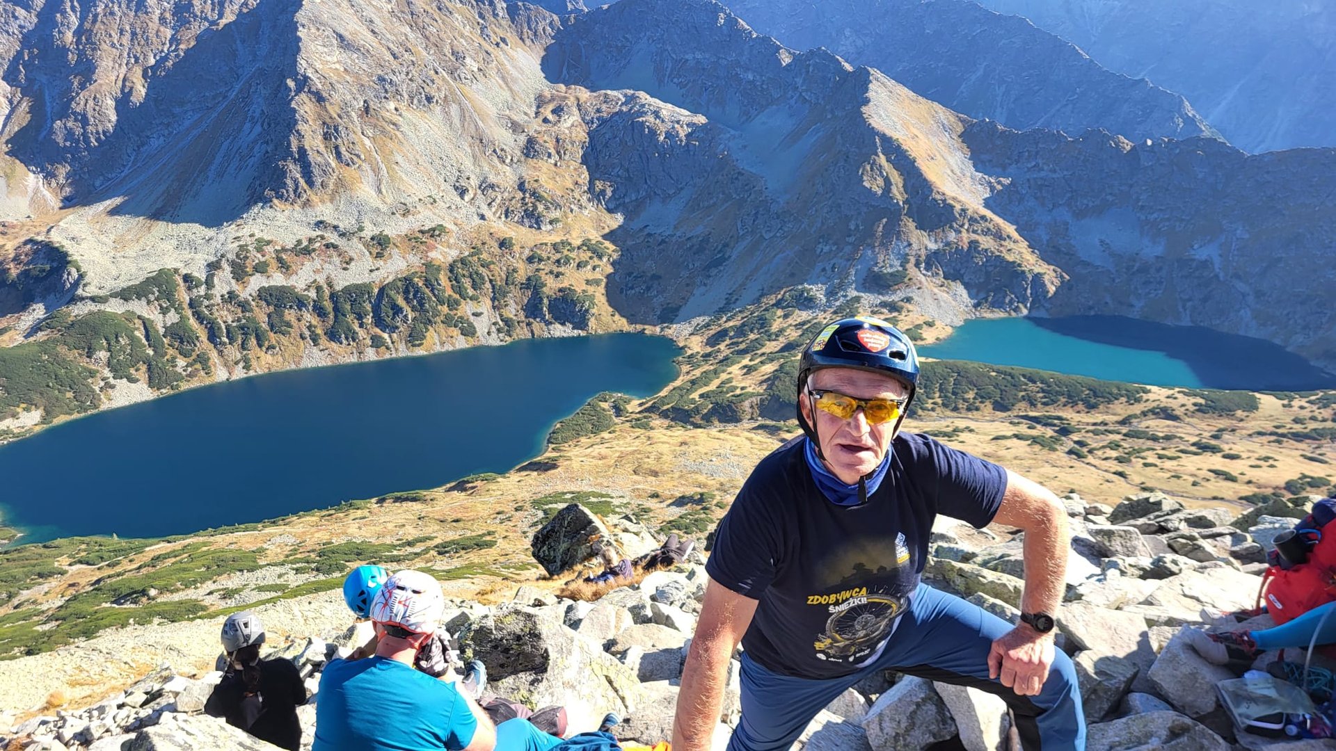 an abstract photo of a curved building with a blue sky in the background