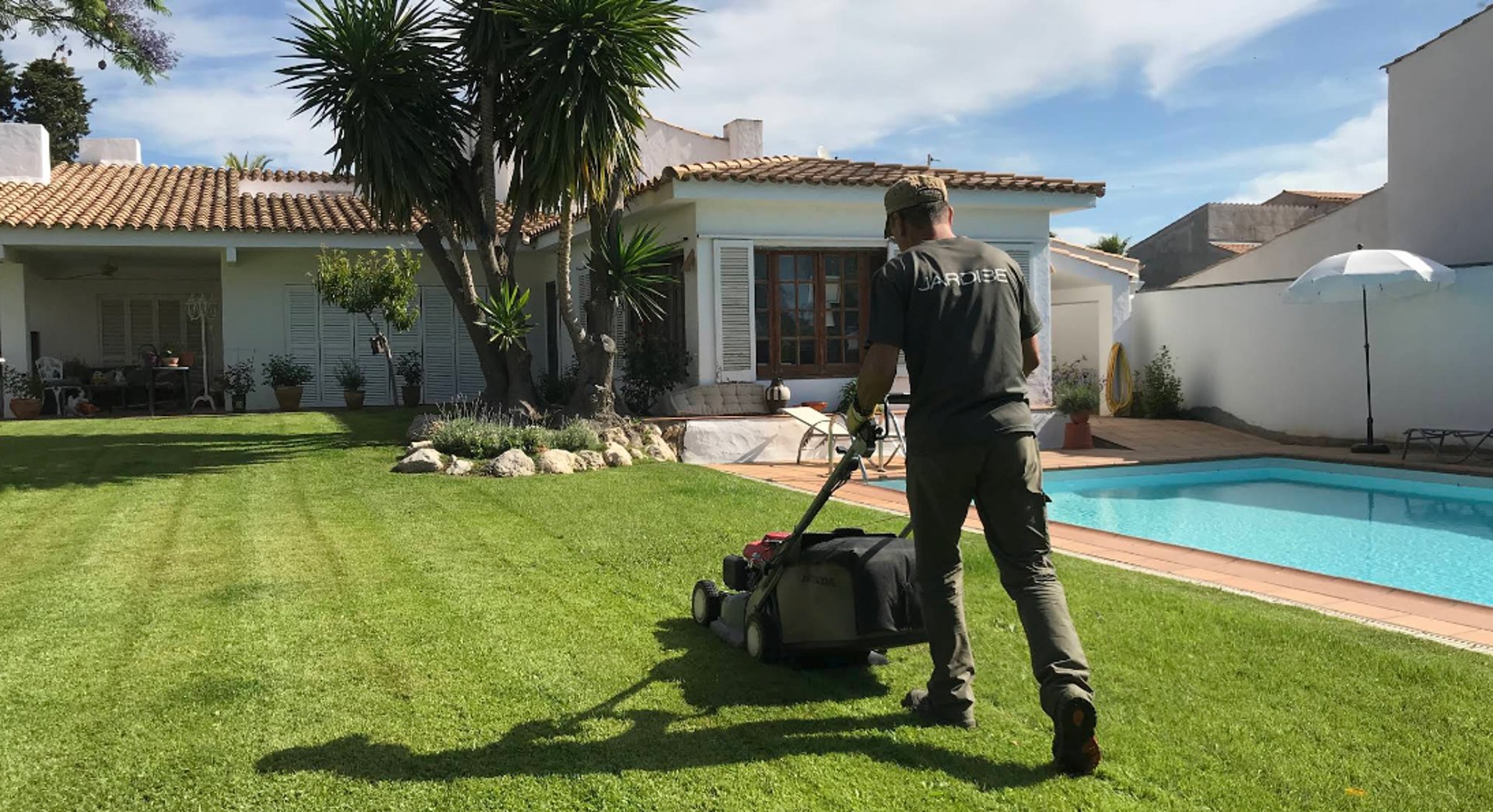 black and white bed linen