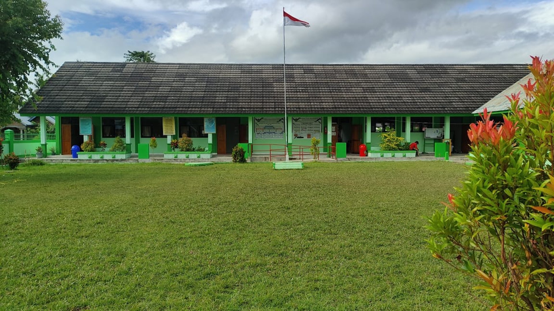 gray computer monitor