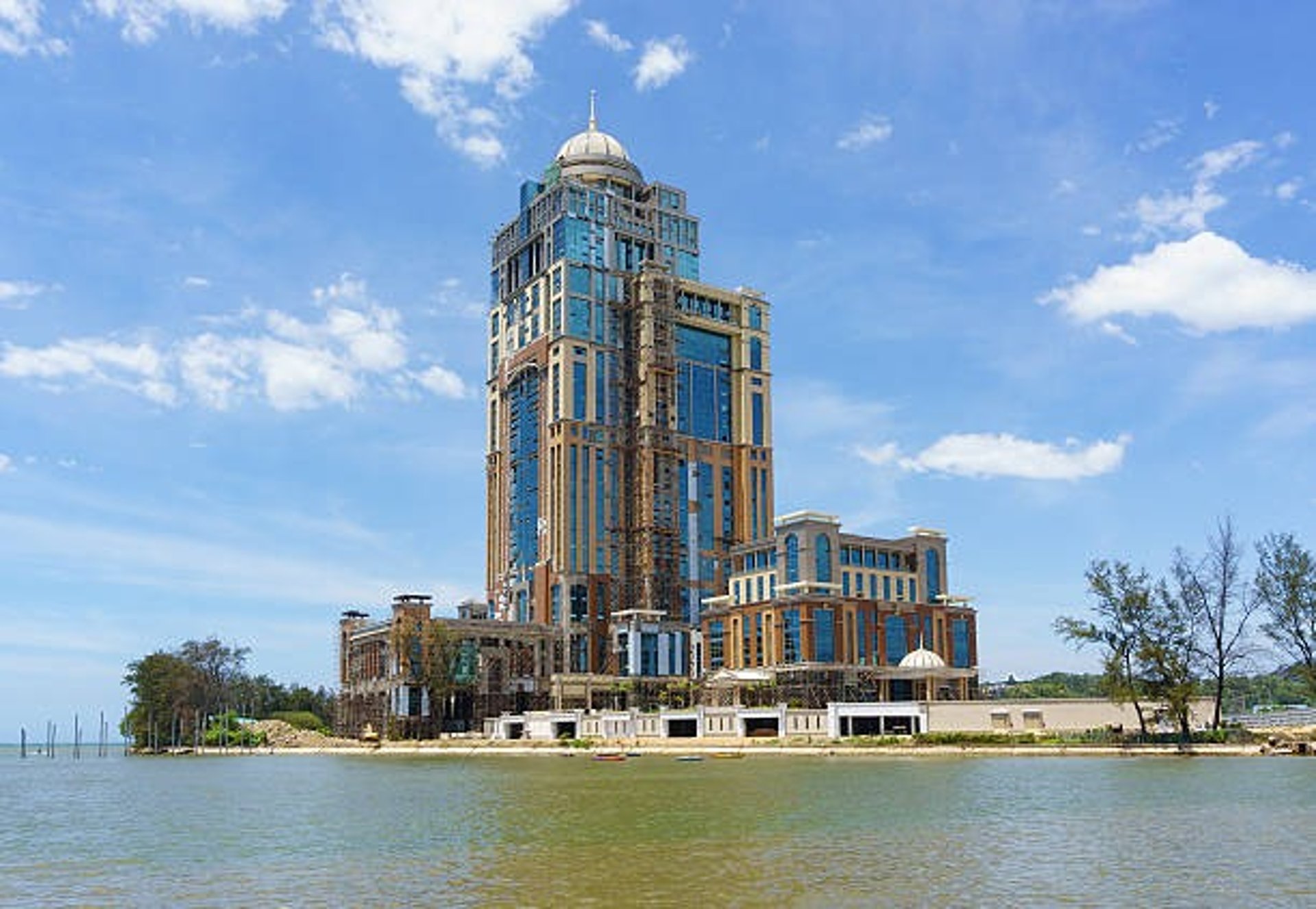 gray computer monitor