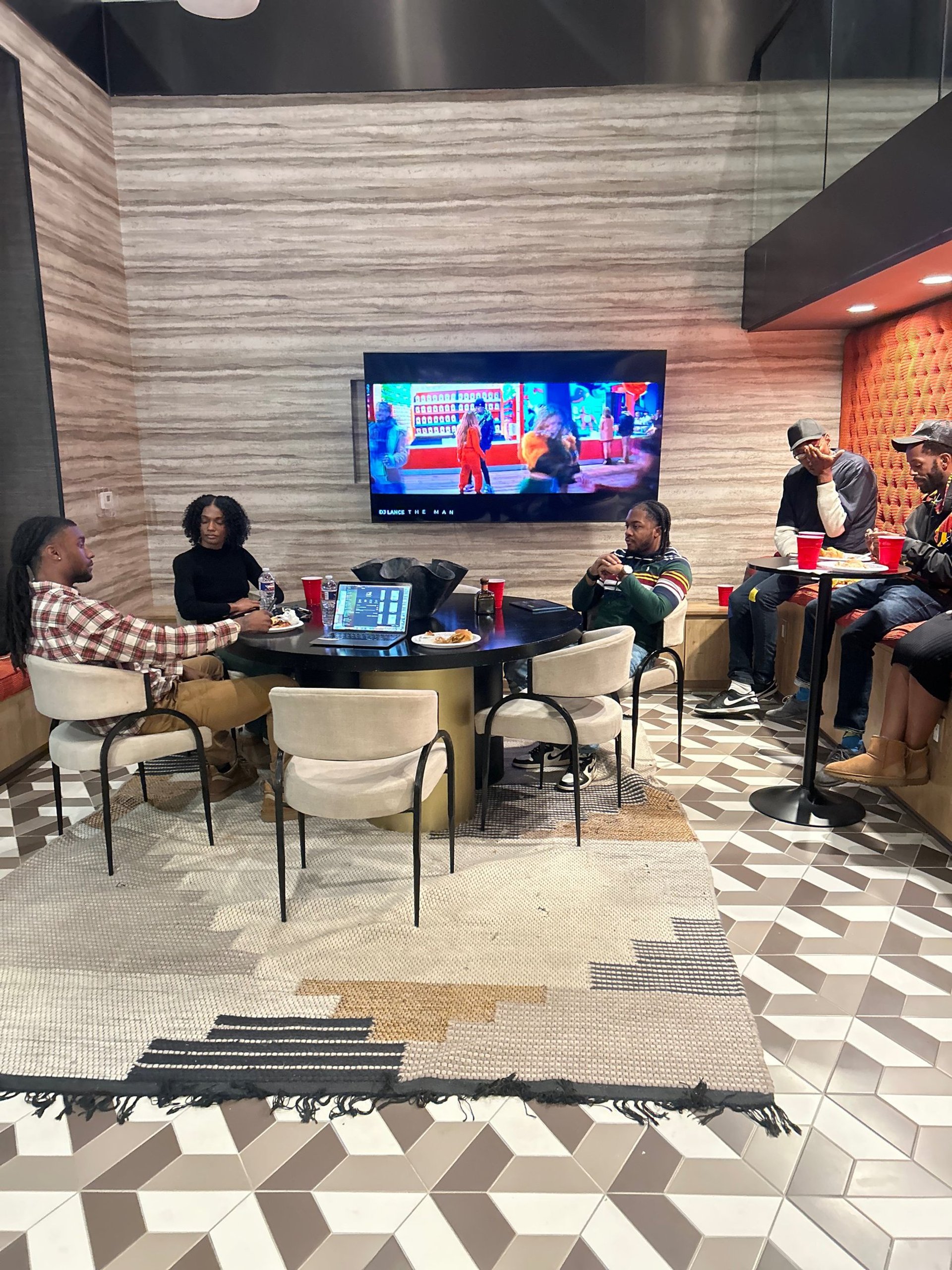 gray computer monitor