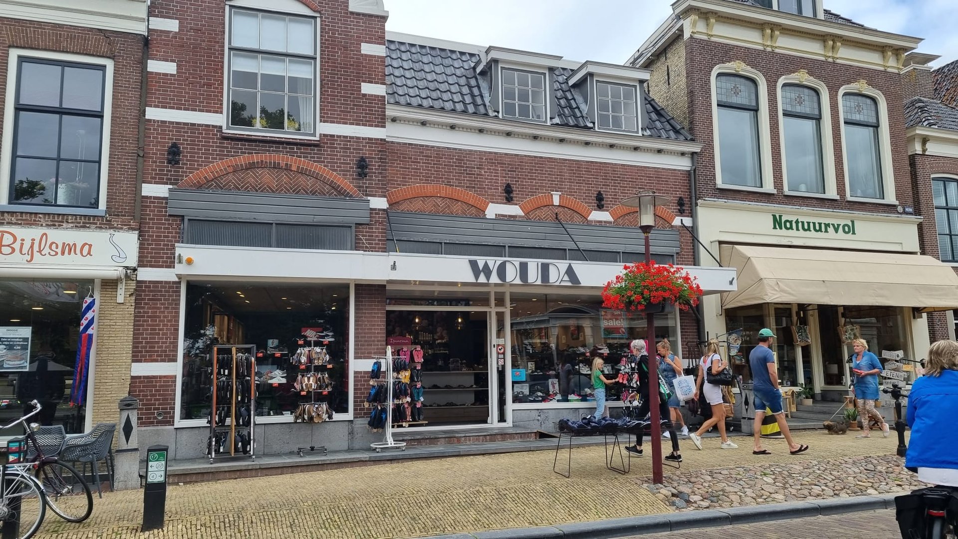 black and white bed linen