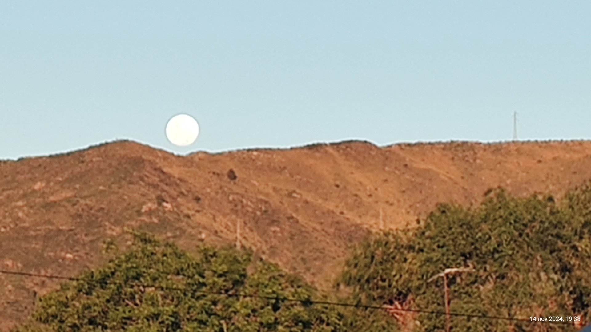 gray computer monitor