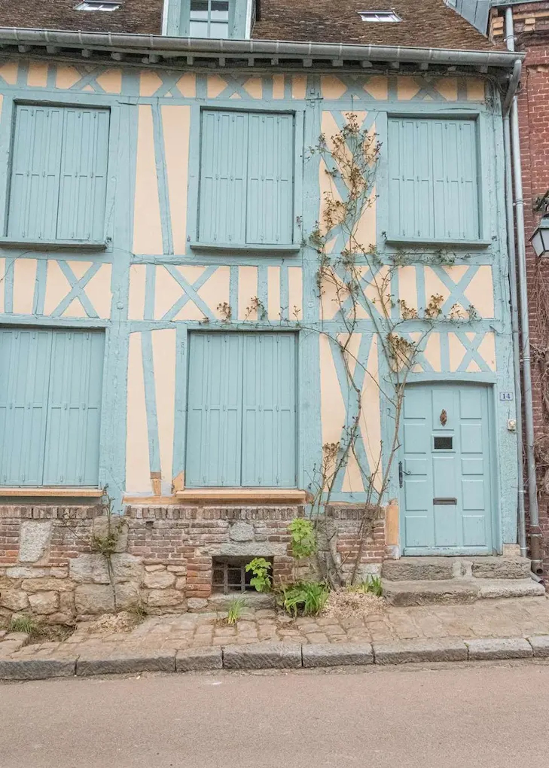 Façade d'une maison traditionnelle à colombages dans le Finistère, illustrant le respect du patrimoine de DM Rénovation