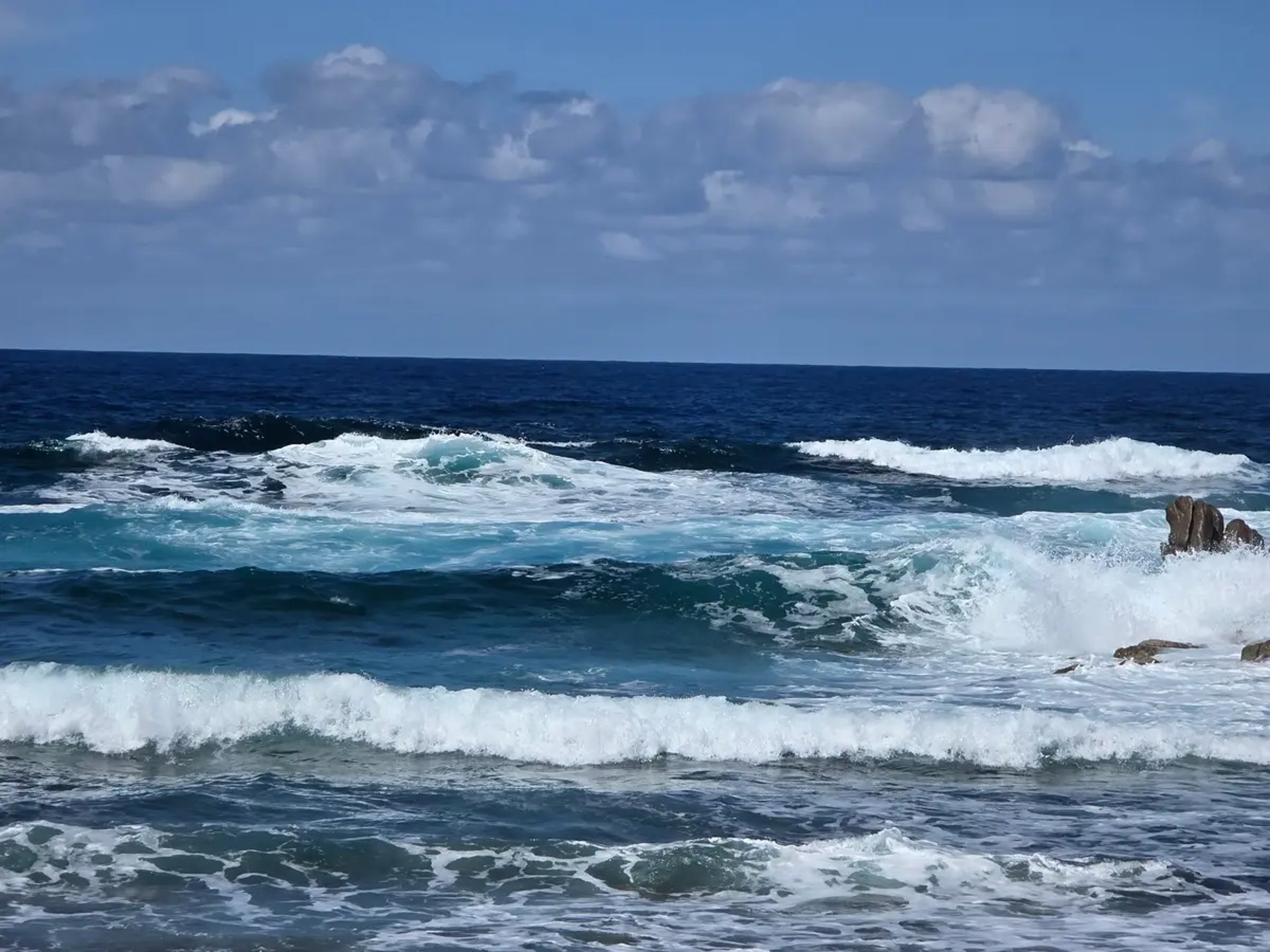 Chantier de rénovation et protection de façade contre les embruns marins sur une maison à Saint-Pol-de-Léon (29250)