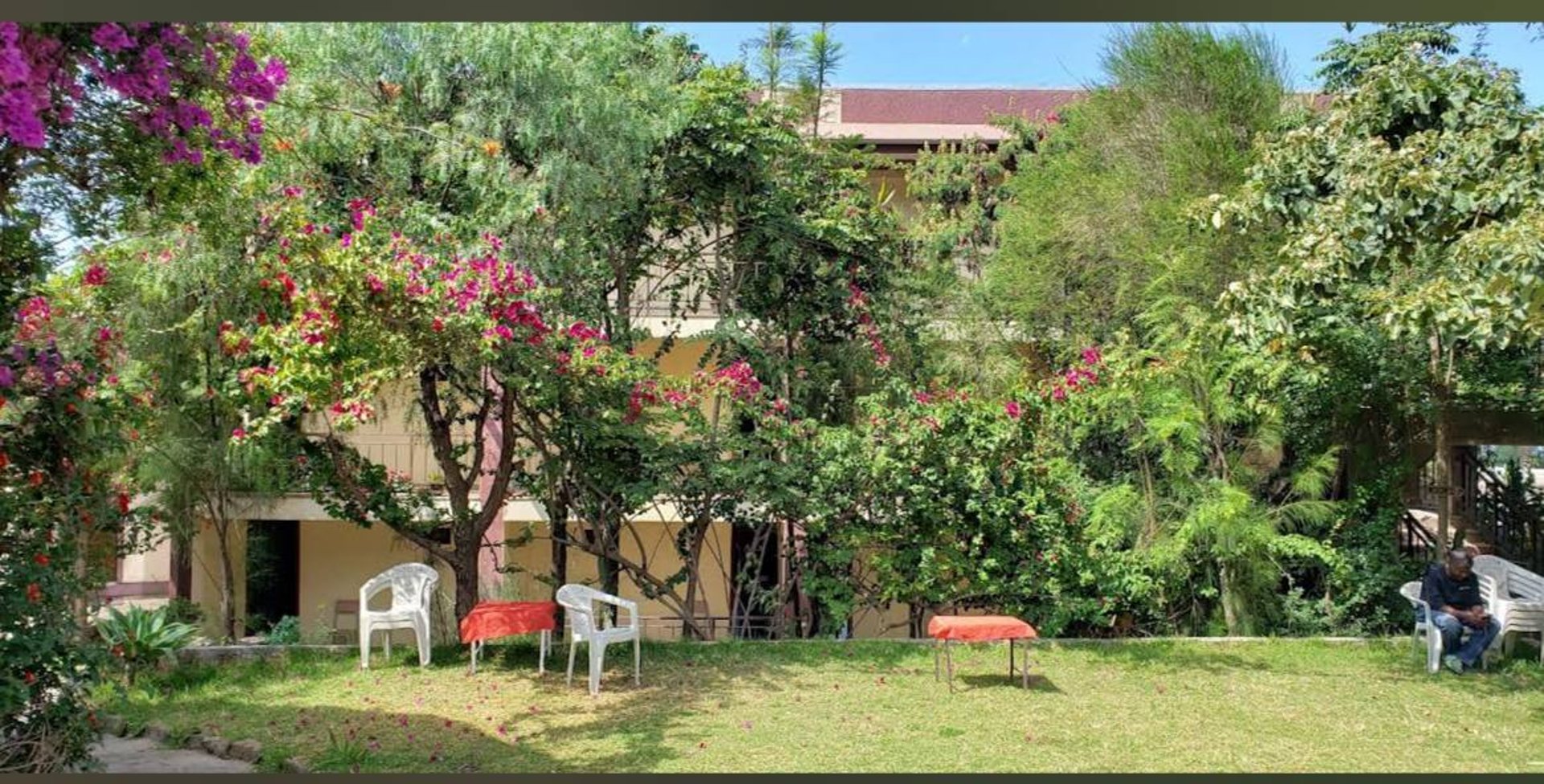 black and white bed linen