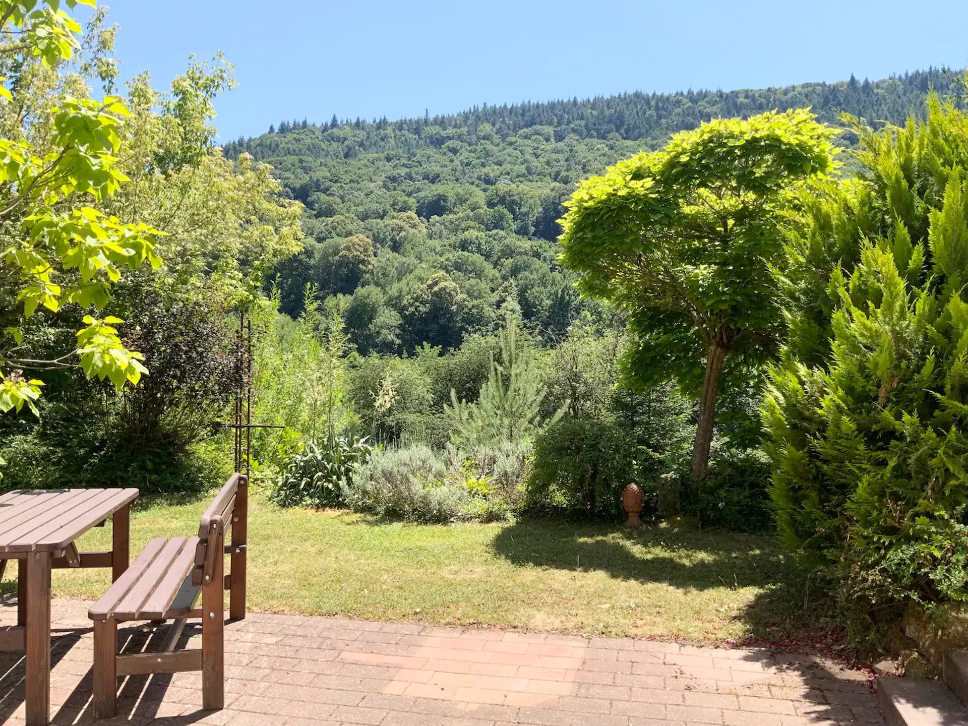 black and white bed linen