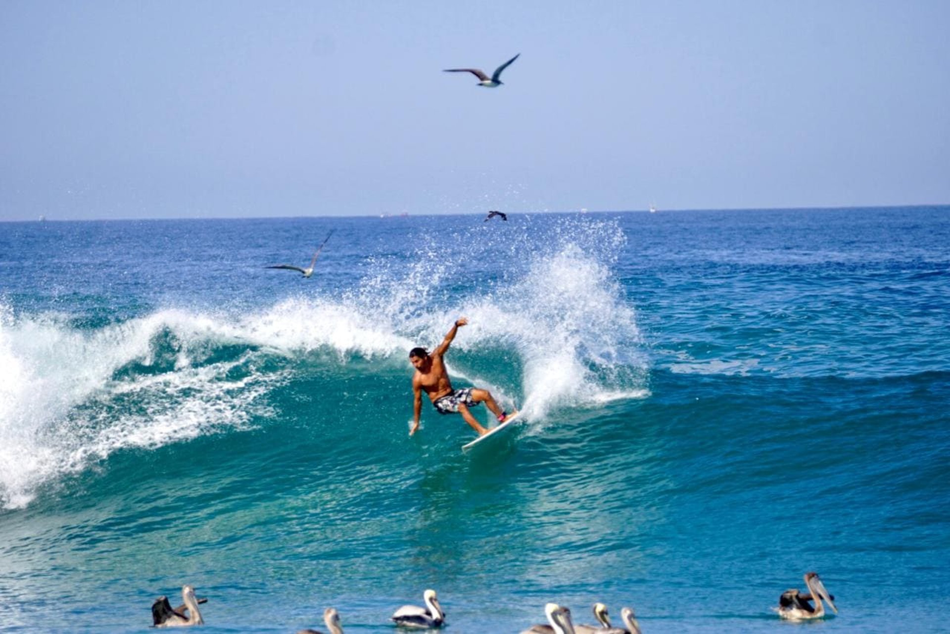 tano surfeando la ola de zicatela puerto escondido