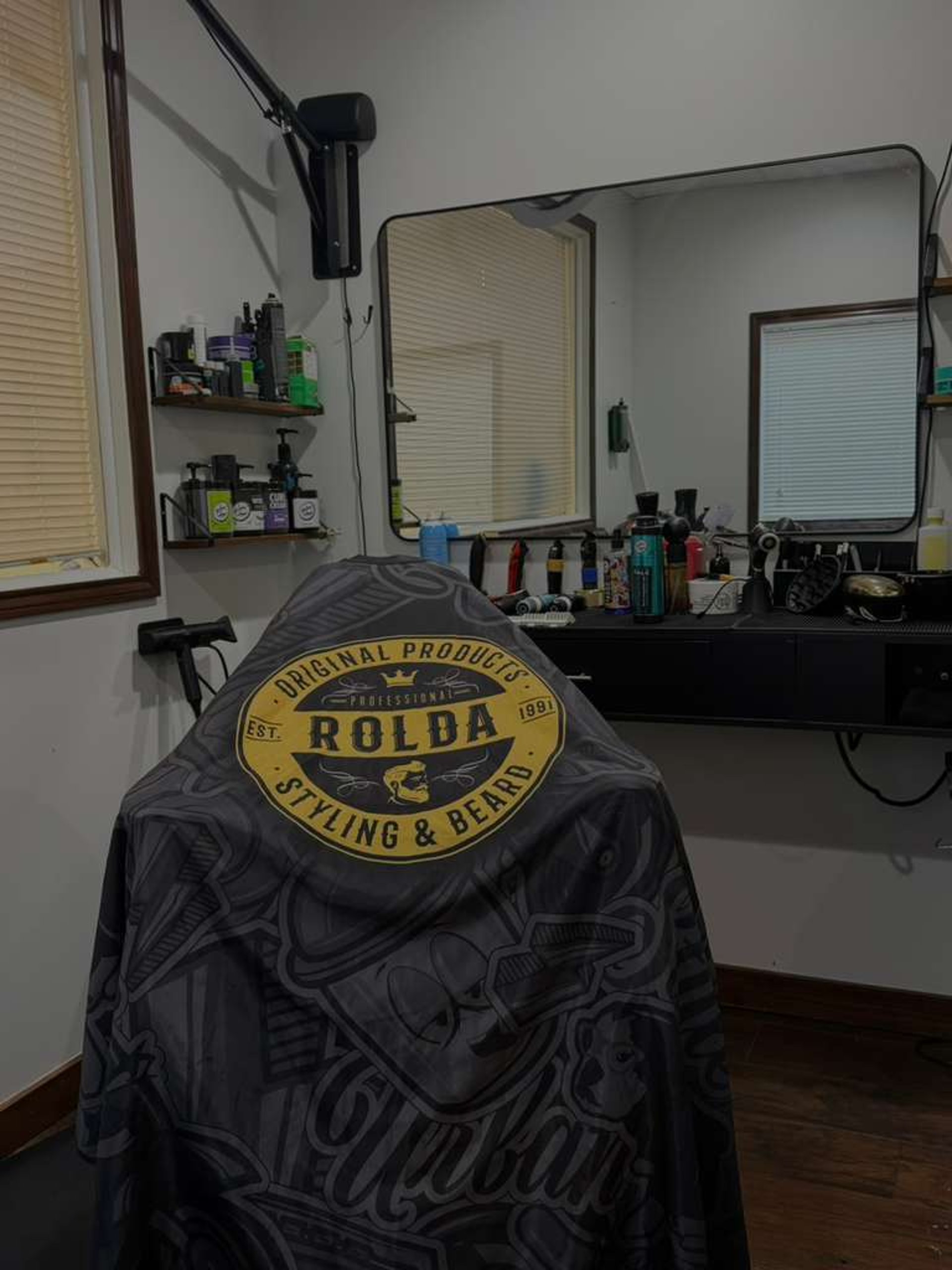 gray computer monitor