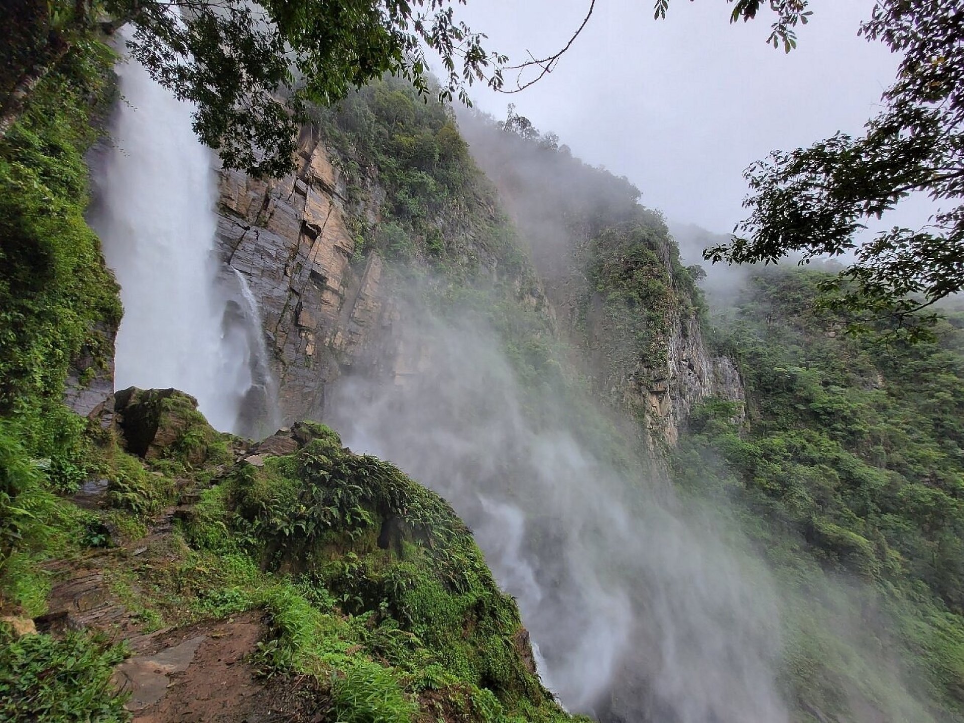 an abstract photo of a curved building with a blue sky in the background