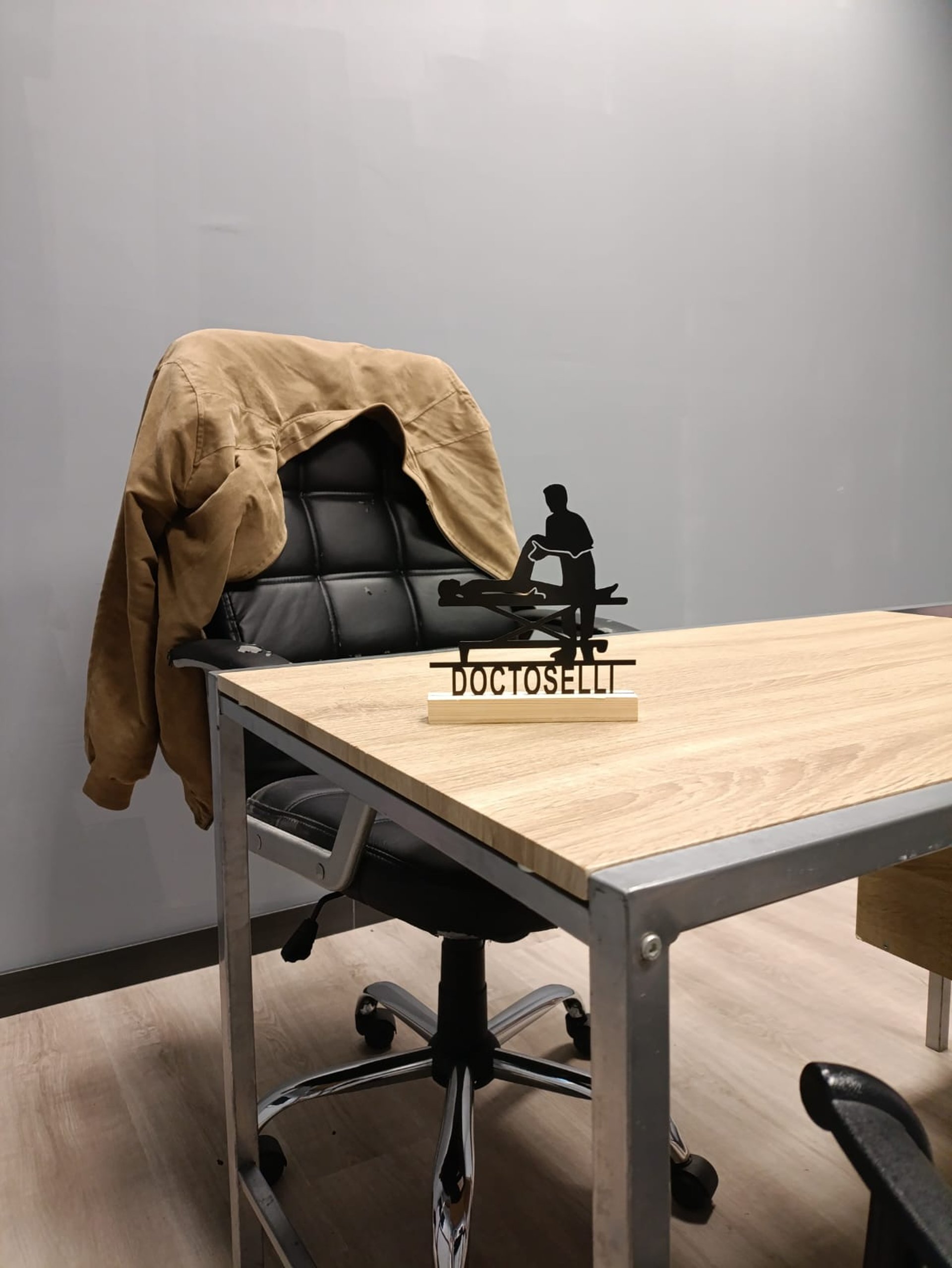 gray computer monitor