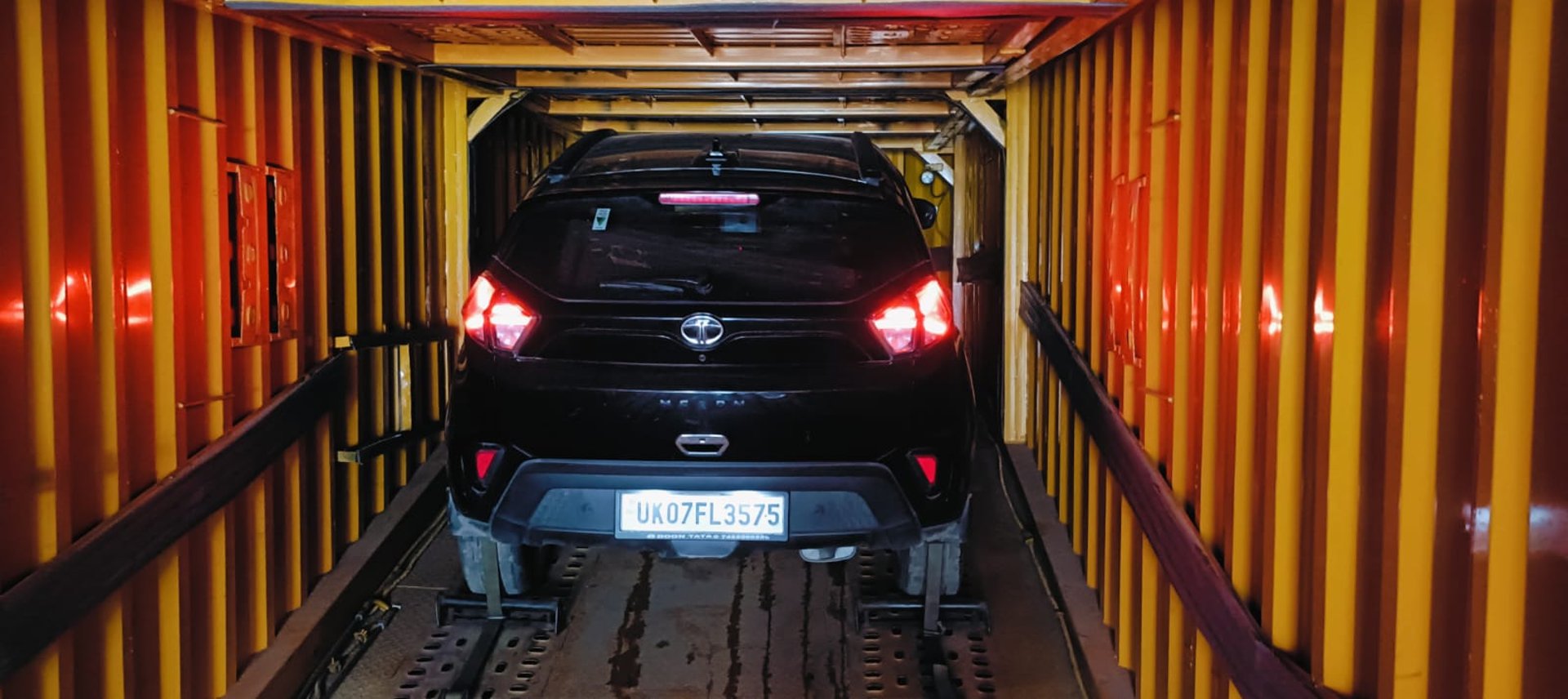 gray computer monitor