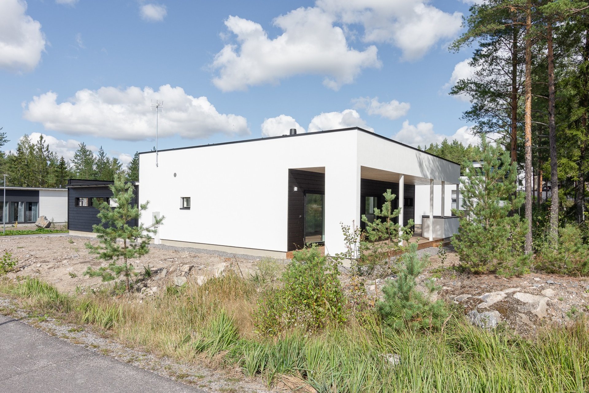 gray computer monitor