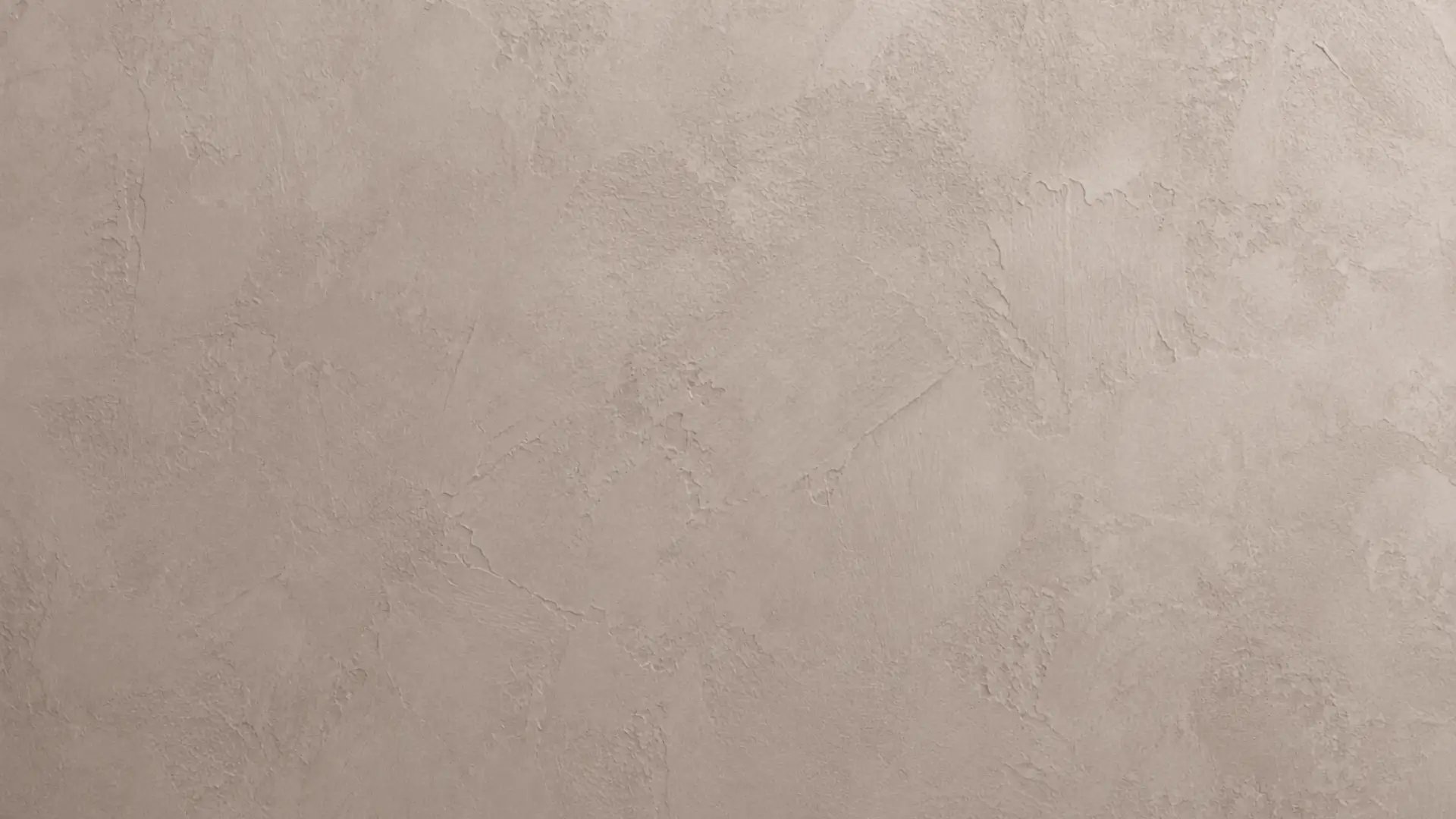 Muro materico spatolato sui toni del beige rosato