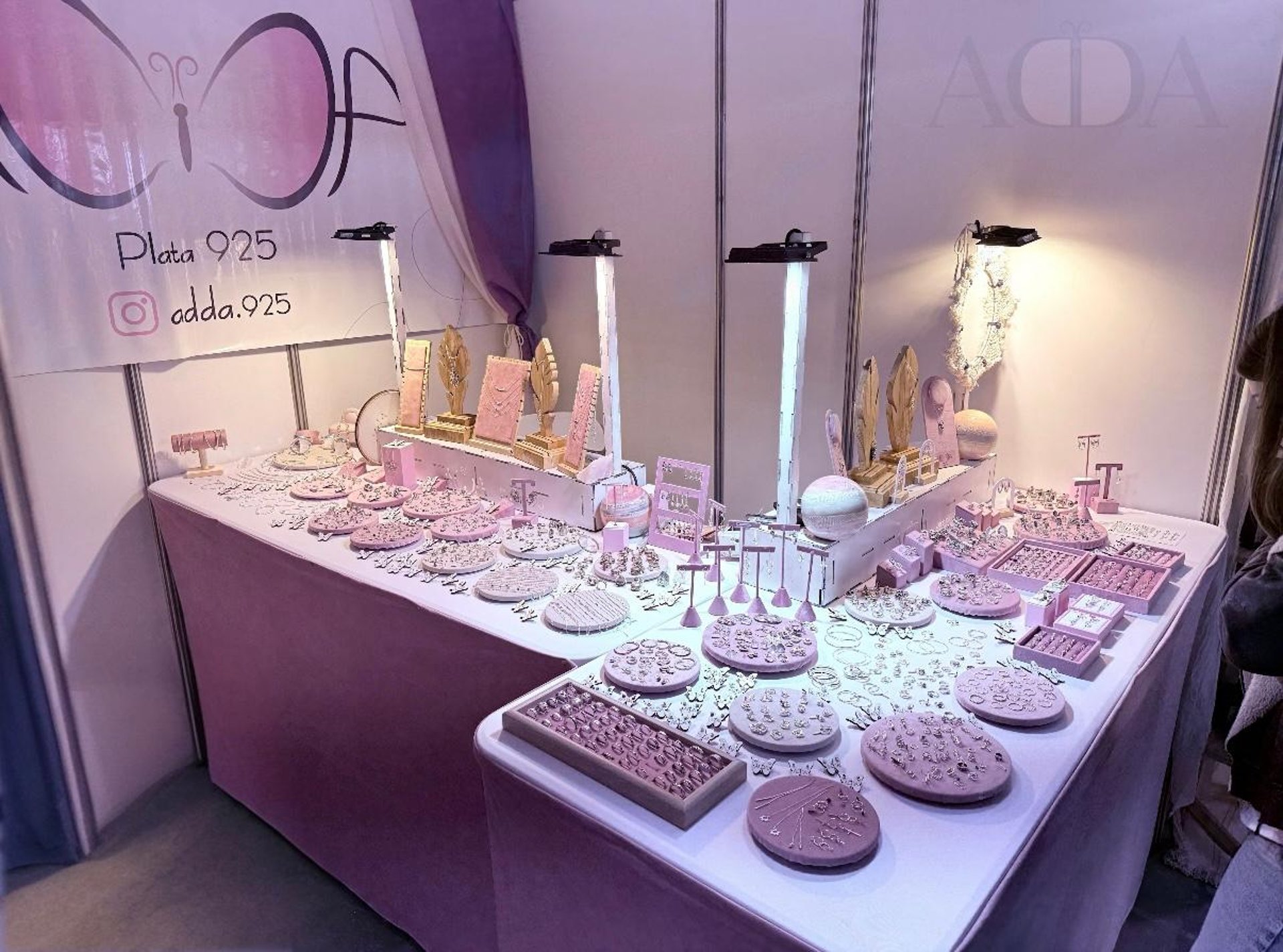 gray computer monitor