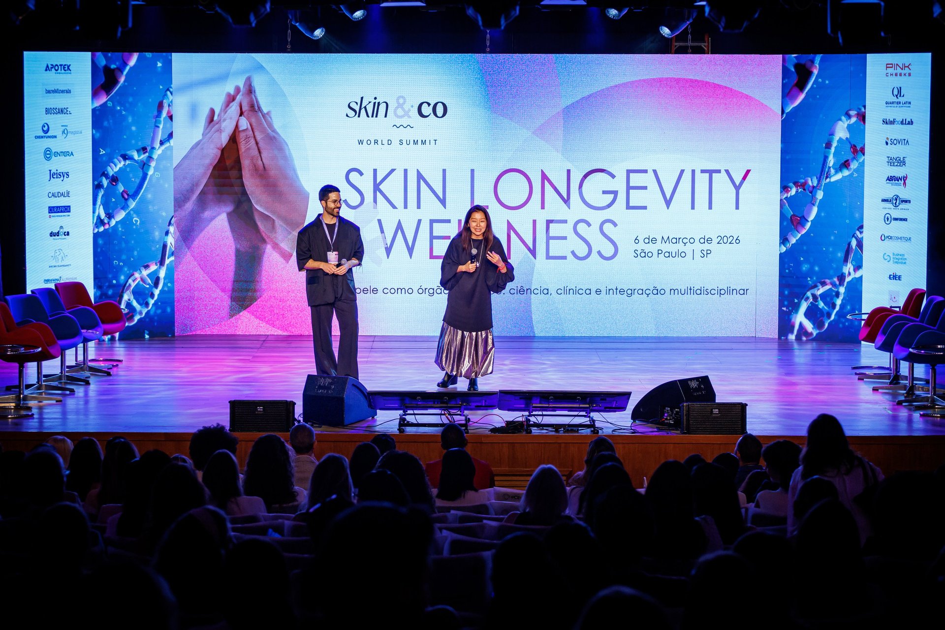 gray computer monitor