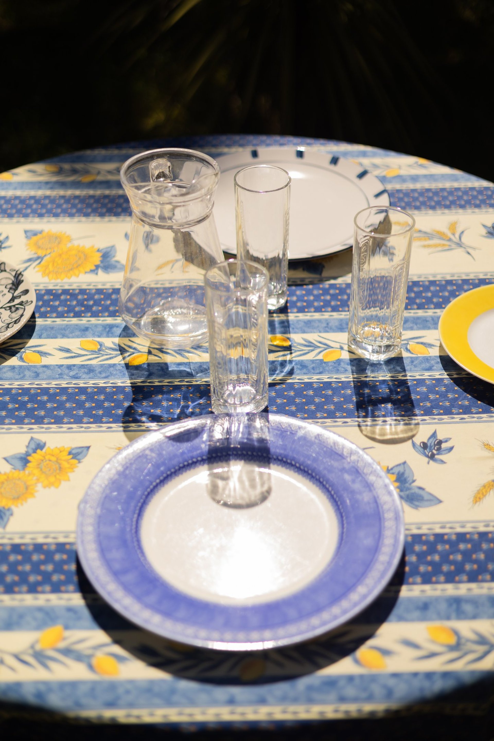 black and white bed linen