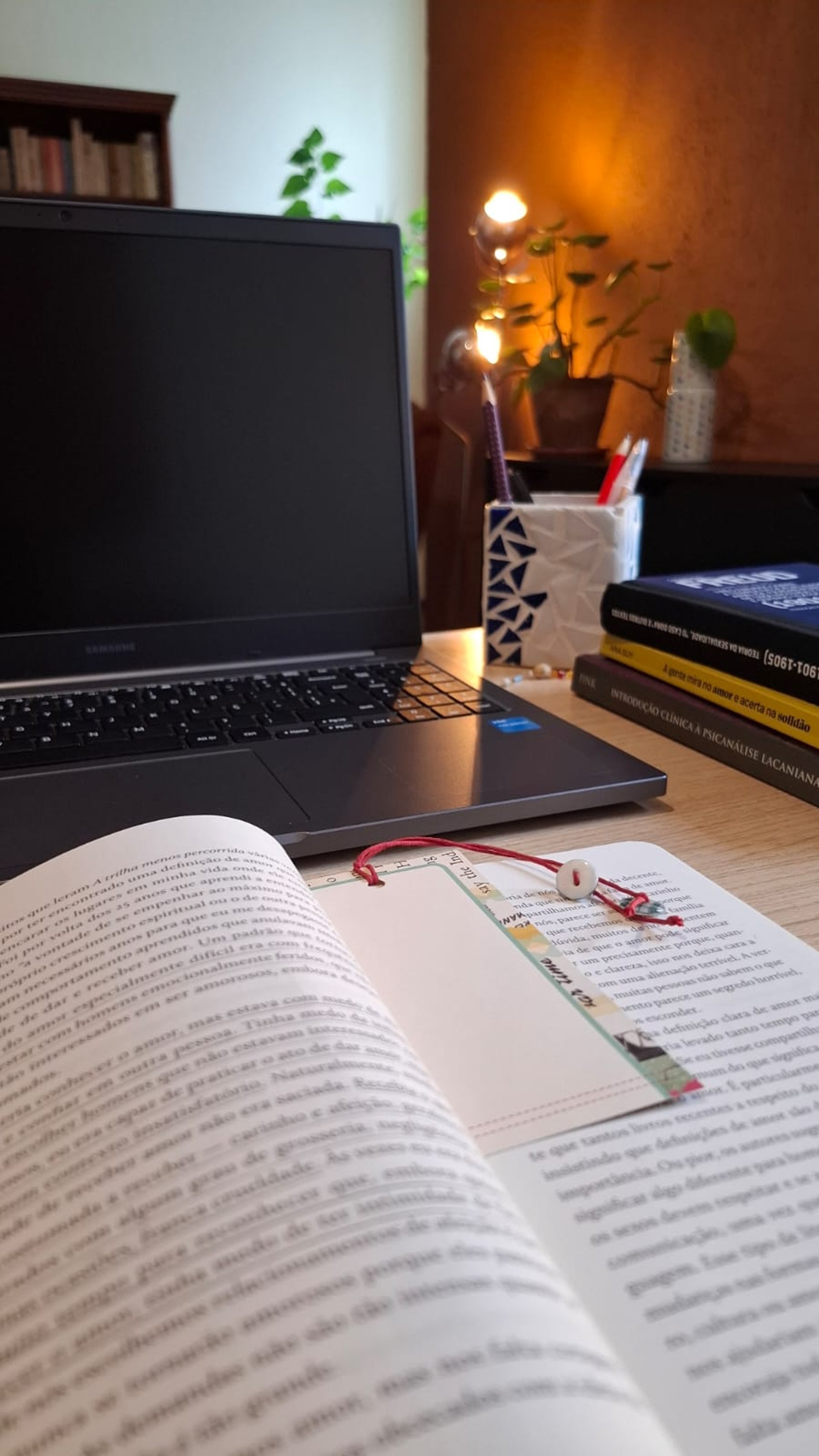 gray computer monitor