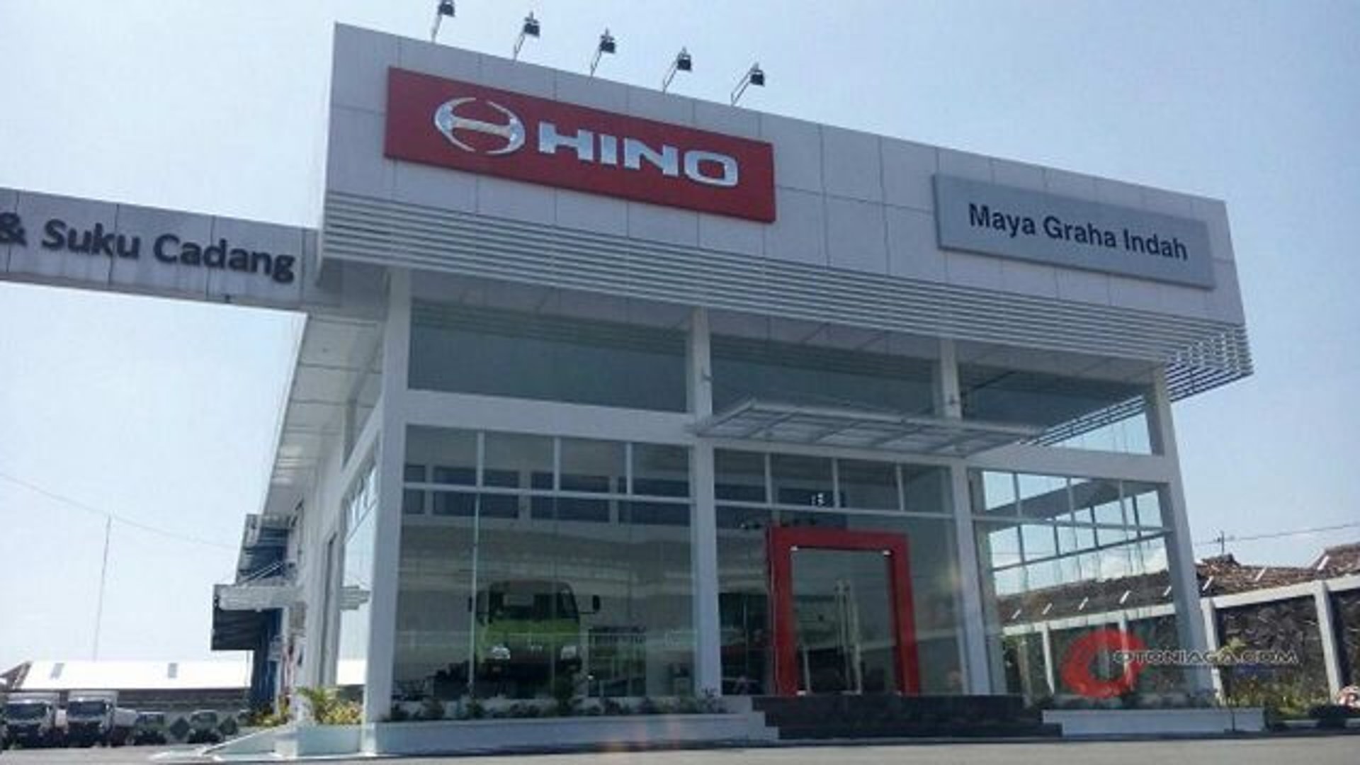 black and brown leather padded tub sofa