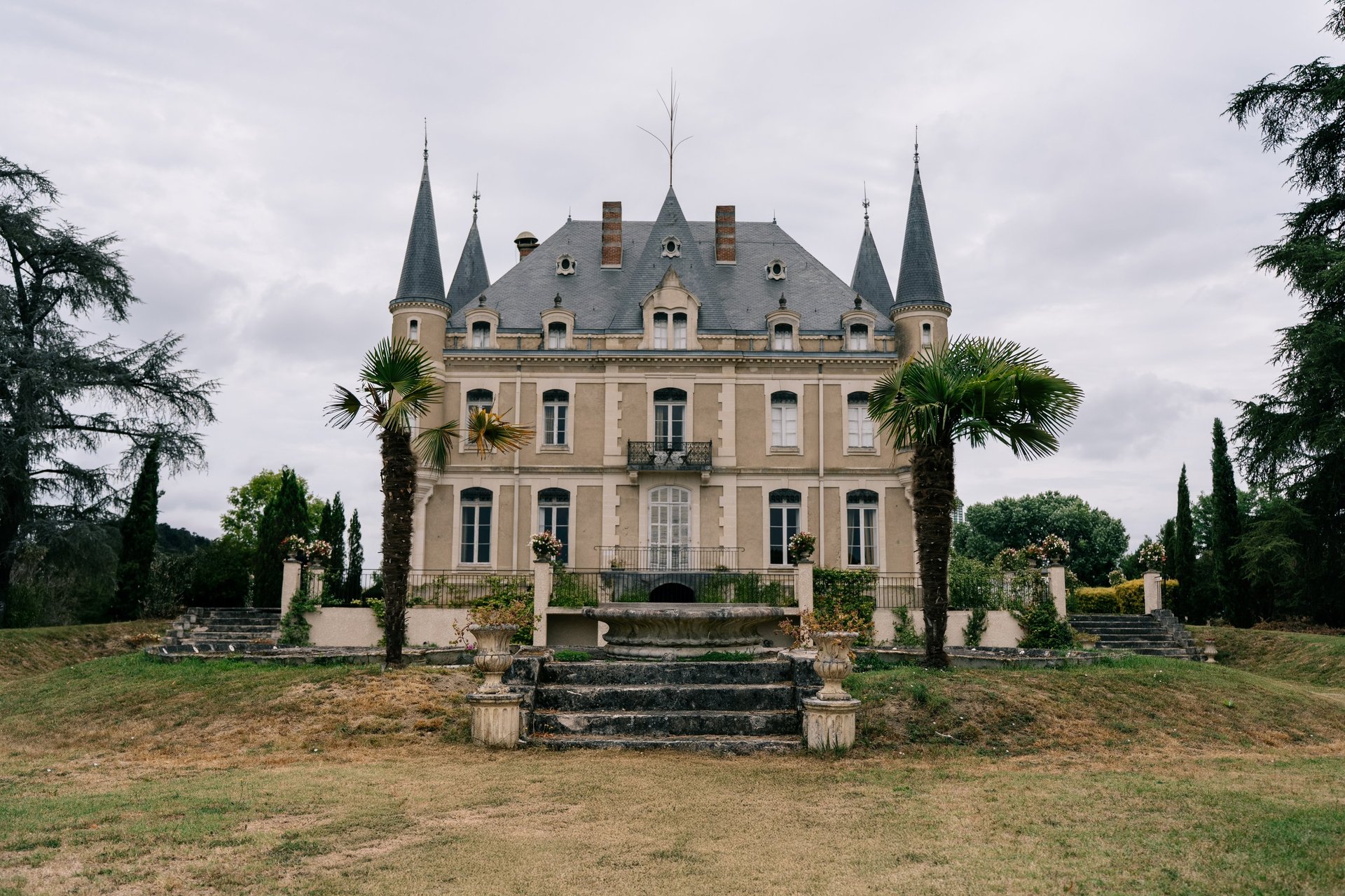 gray computer monitor