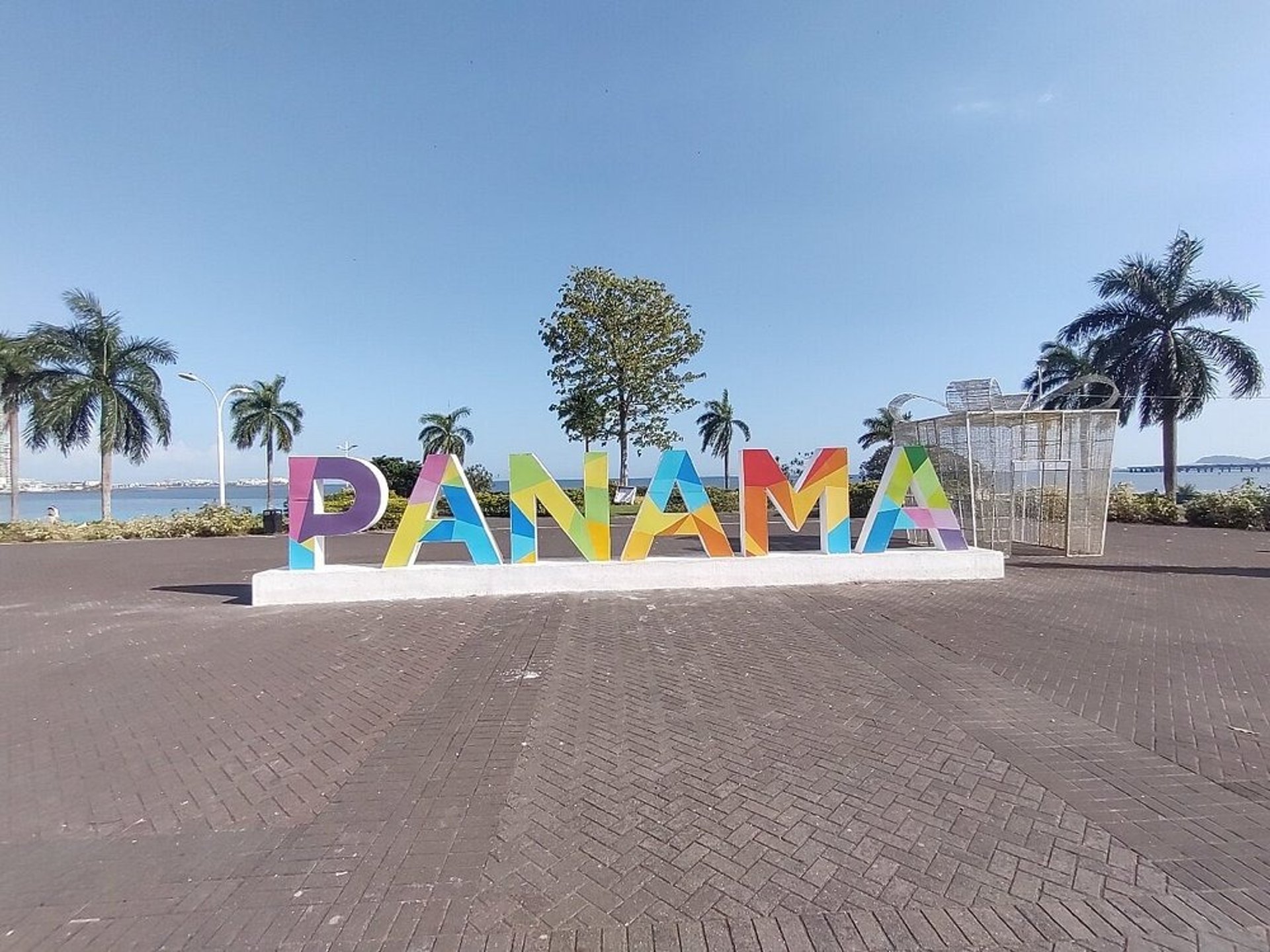 gray computer monitor