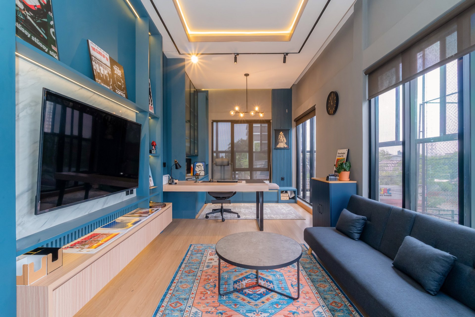 gray computer monitor