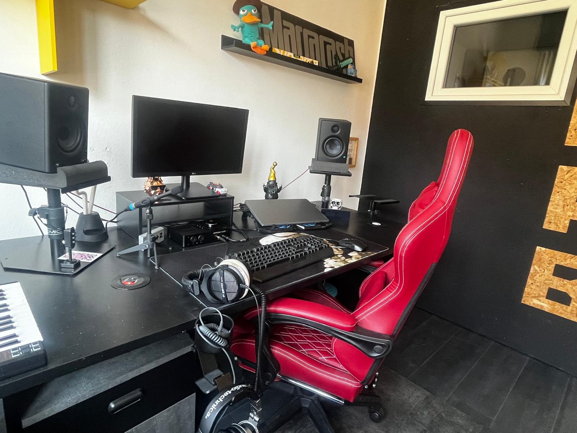 black and white bed linen