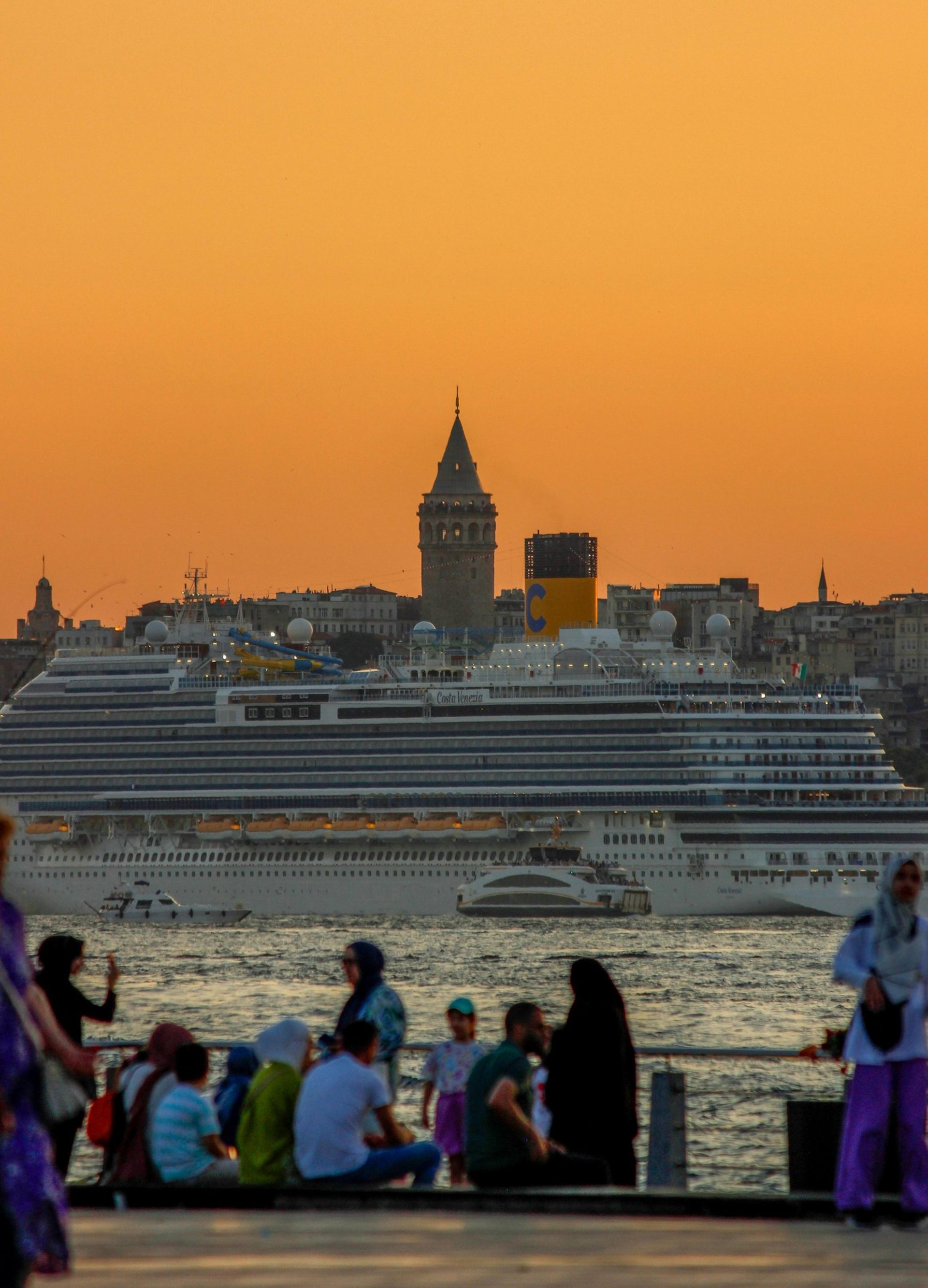 gray computer monitor