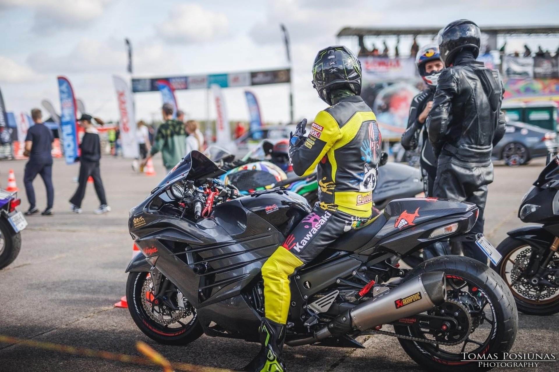 black and white bed linen