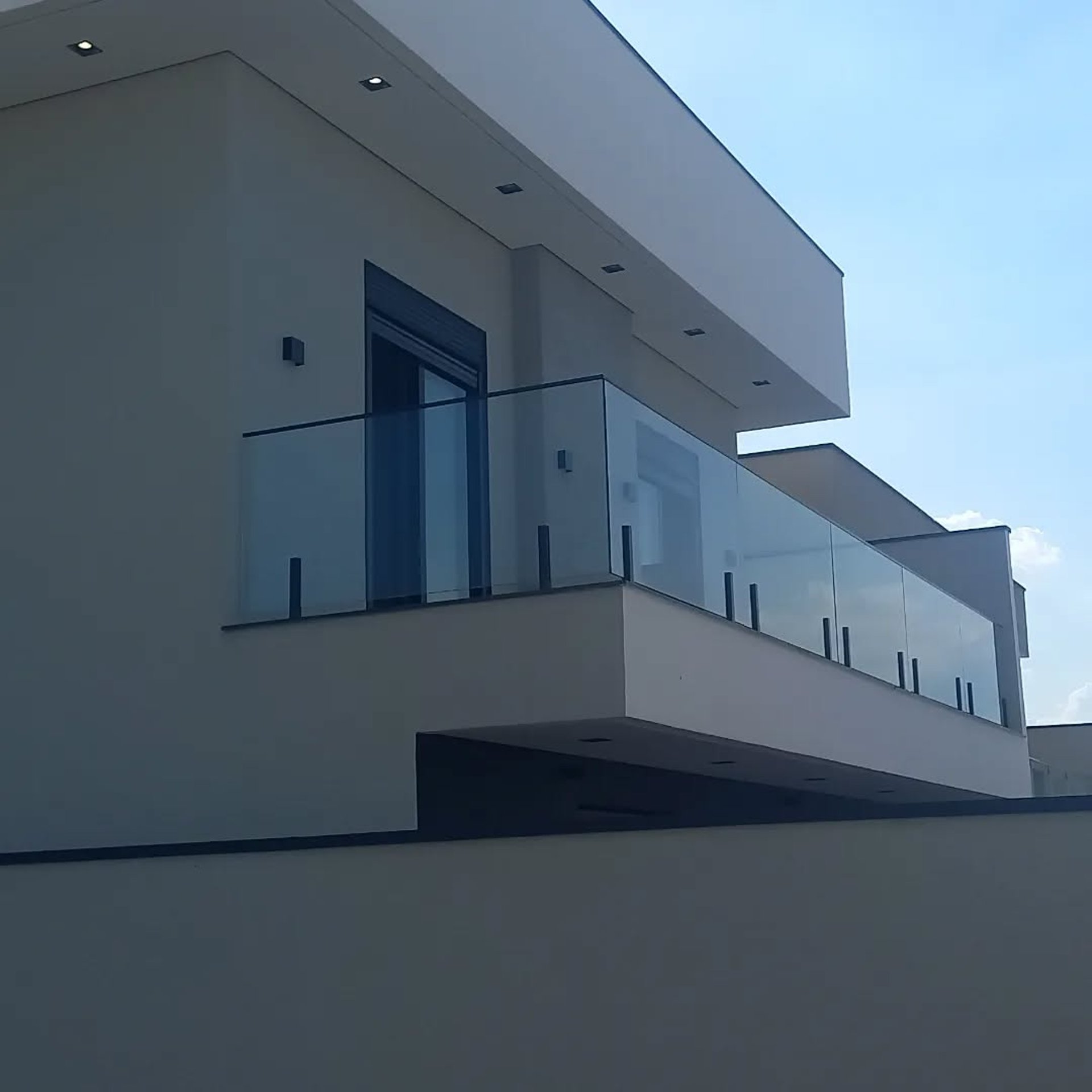 gray computer monitor