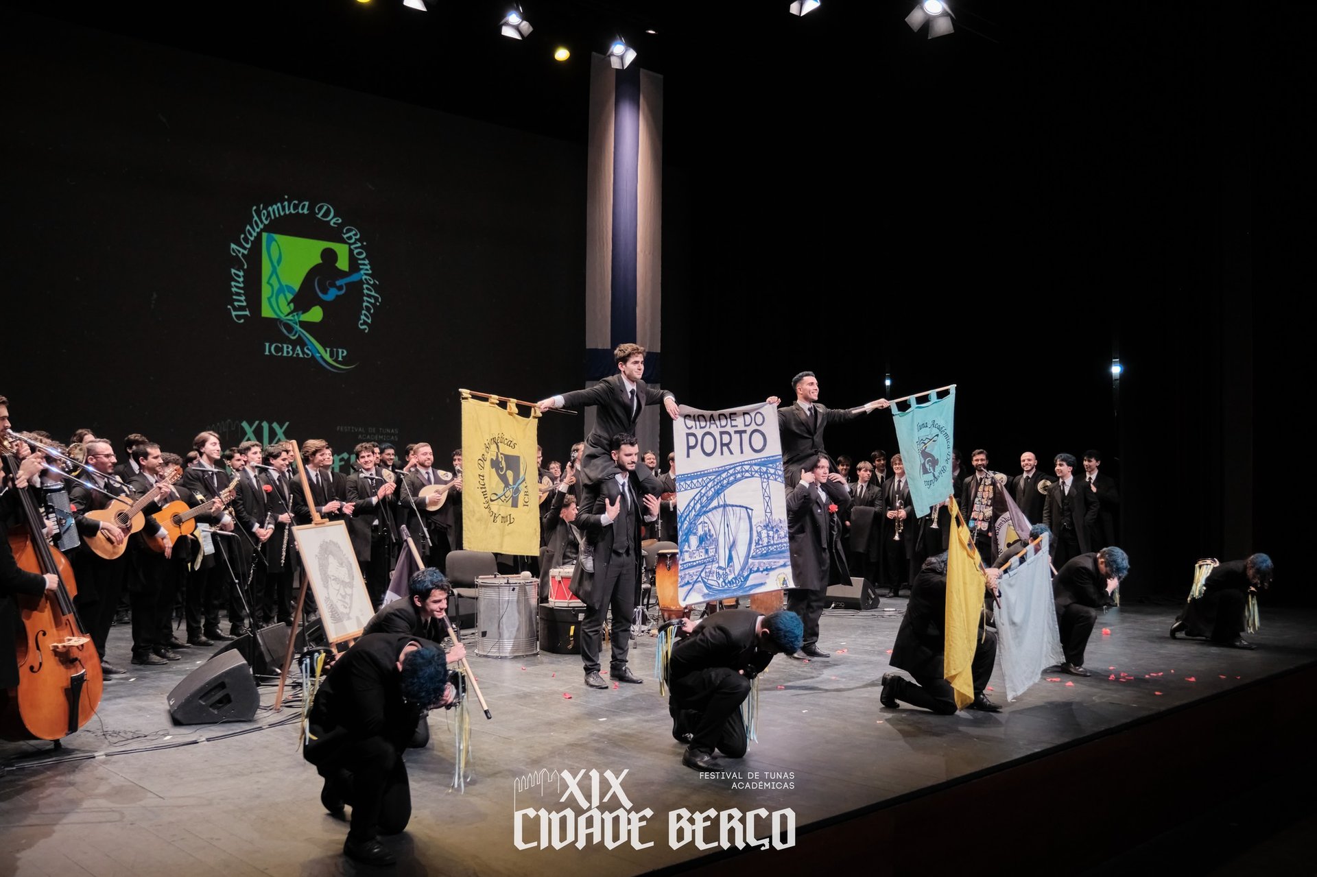 black and white bed linen