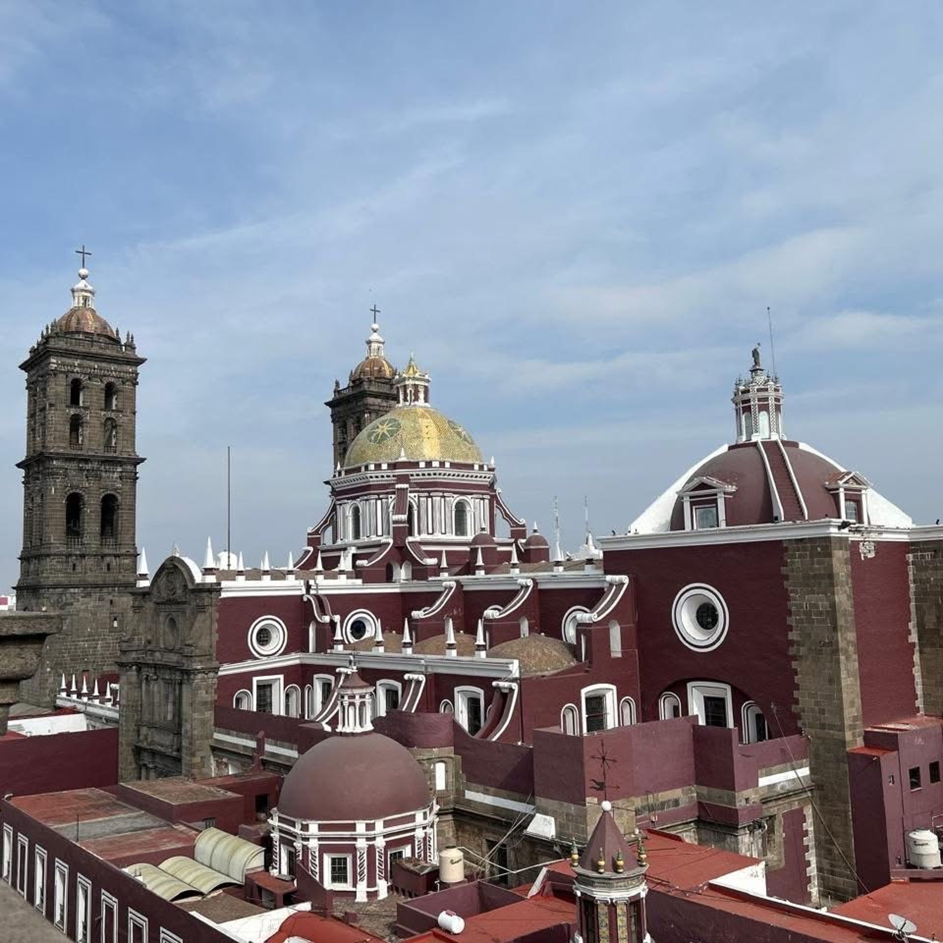 Foto capturada en una vista elevada de la Catedral de Puebla y sus elementos.