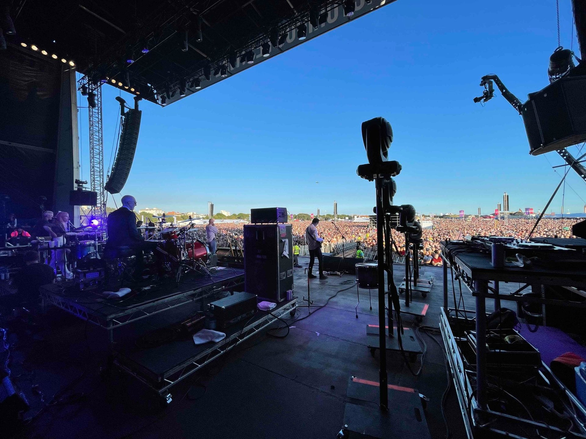 black and white bed linen