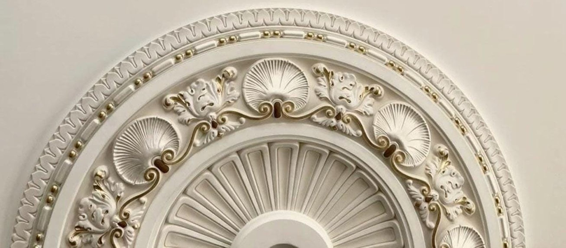 arco de arte contemporaneo hecho a mano color perla con detalles dorados