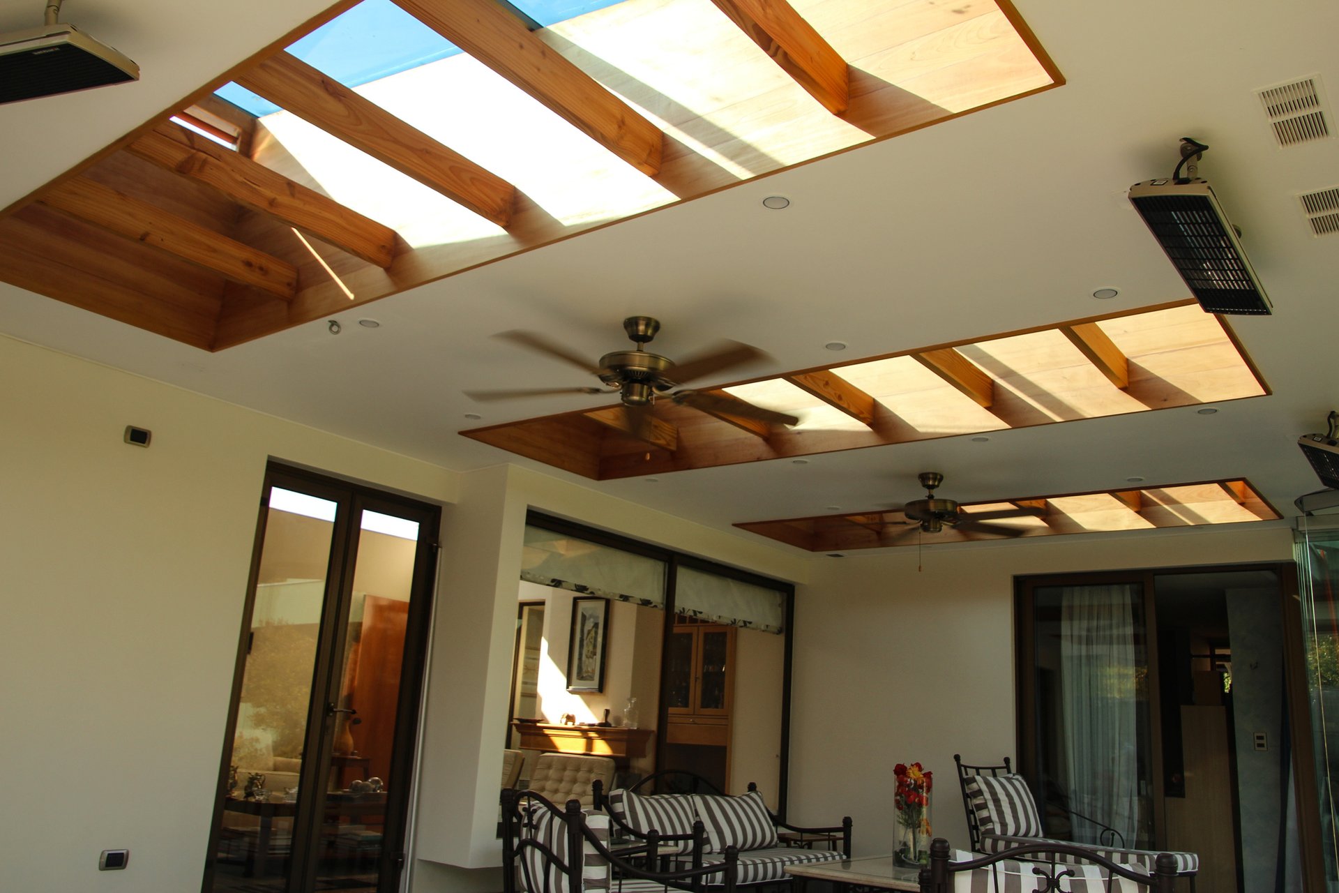 Cielo de terraza con lucarnas en madera de raulí