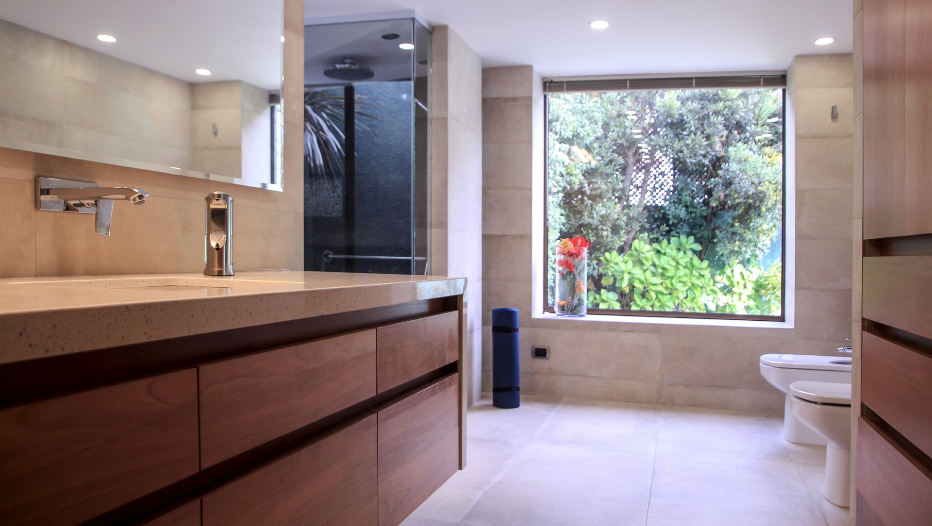 Cielo de terraza con lucarnas en madera de raulí