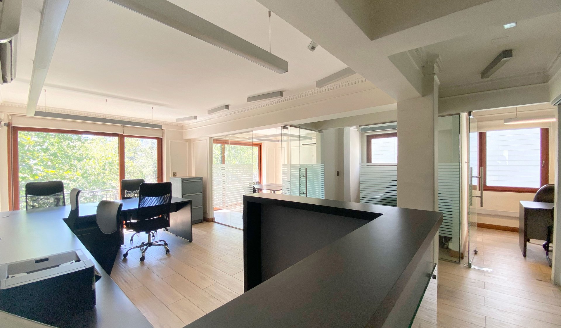 Cielo de terraza con lucarnas en madera de raulí