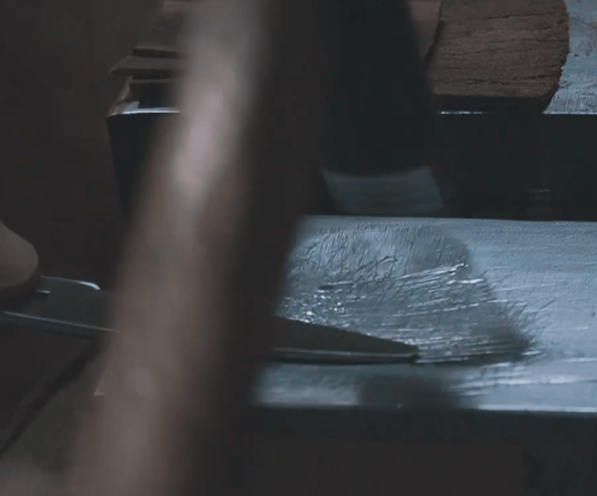 Reparación artesanal de tijeras de peluquería profesionales en acero inoxidable, martilladas sobre yunque con precisión.