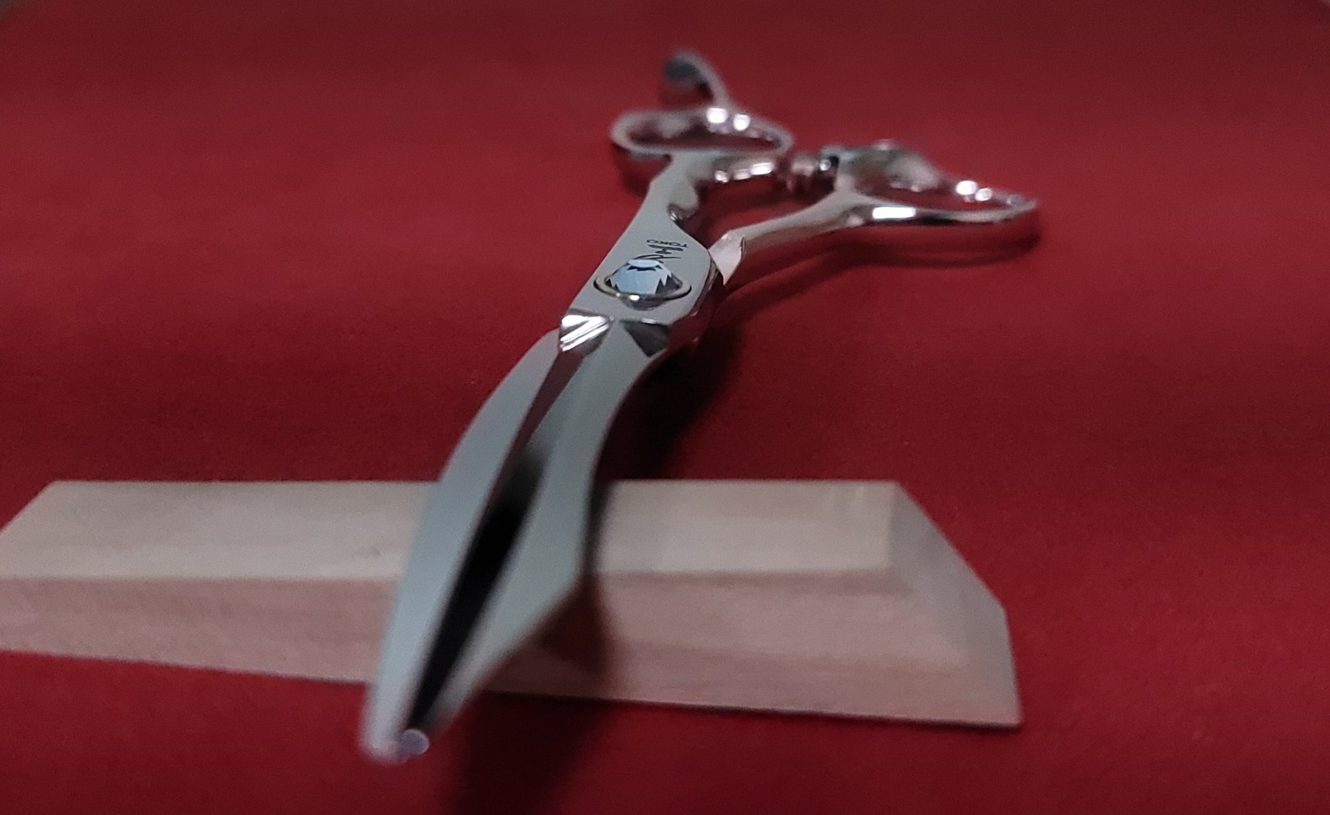 Tijeras artesanales de peluquería profesional KOMA, creadas en acero inoxidable con precisión y estilo.