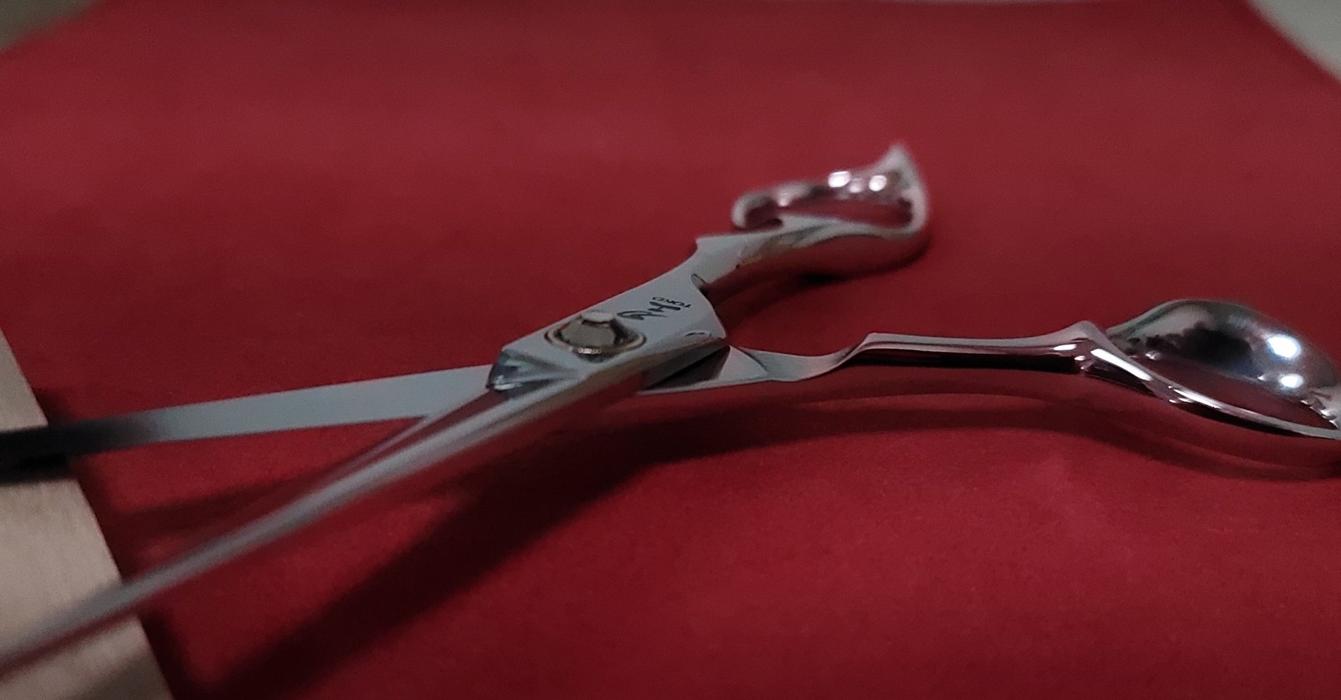 una tijera profesional de peluquería representante de la serie del modelo "TOKO" de la marca "KOMA"