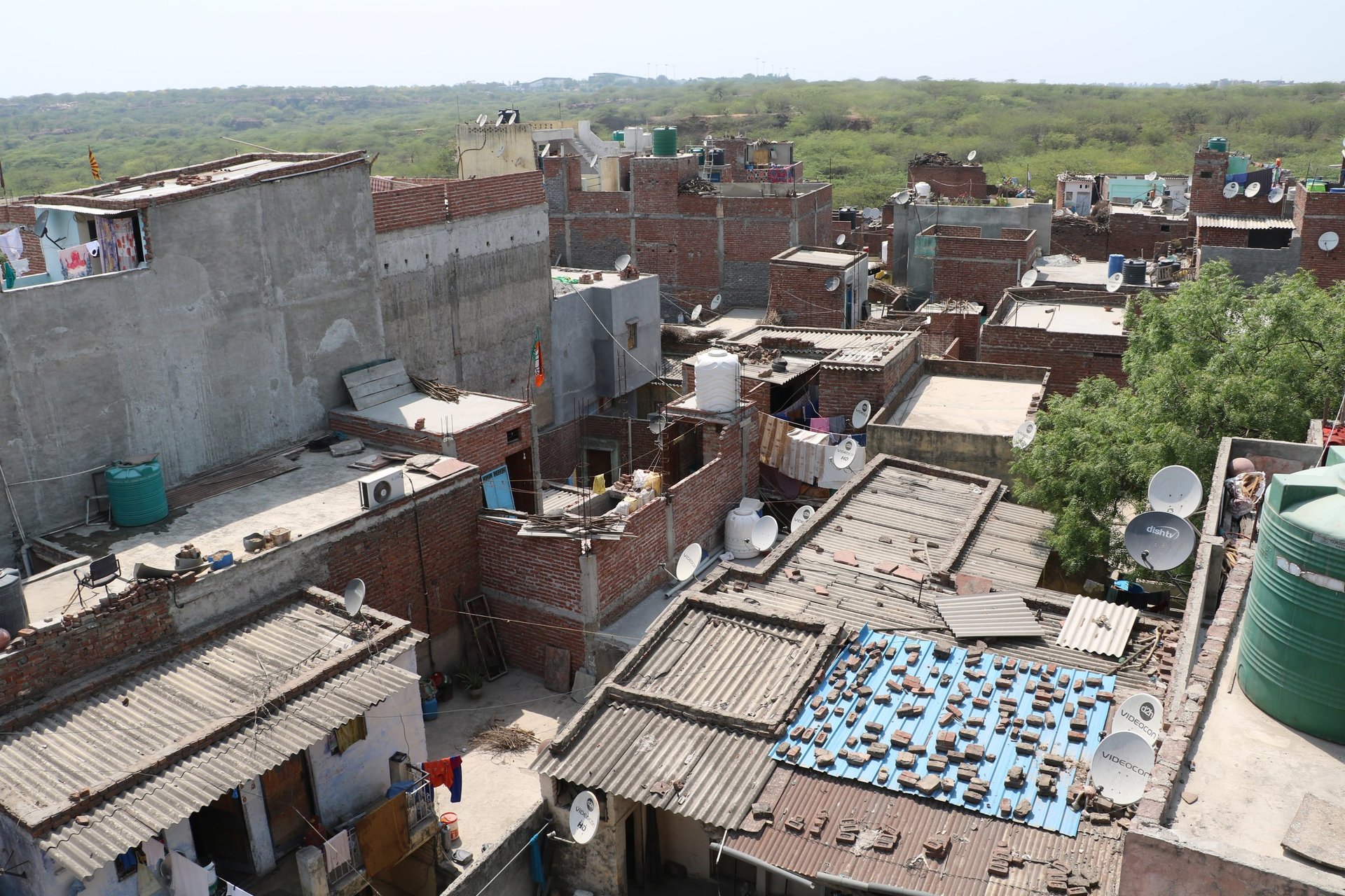 gray computer monitor