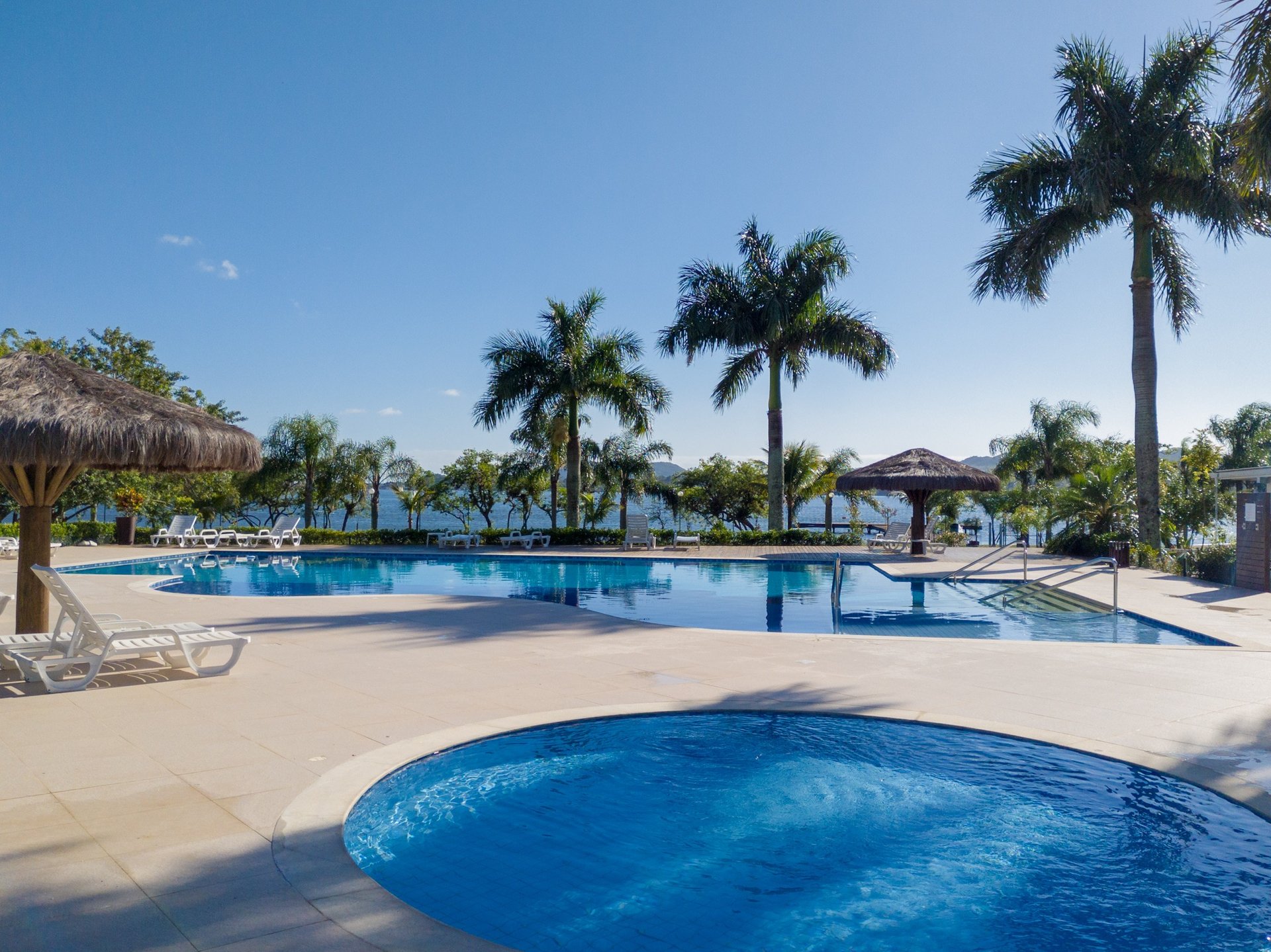 black and white bed linen