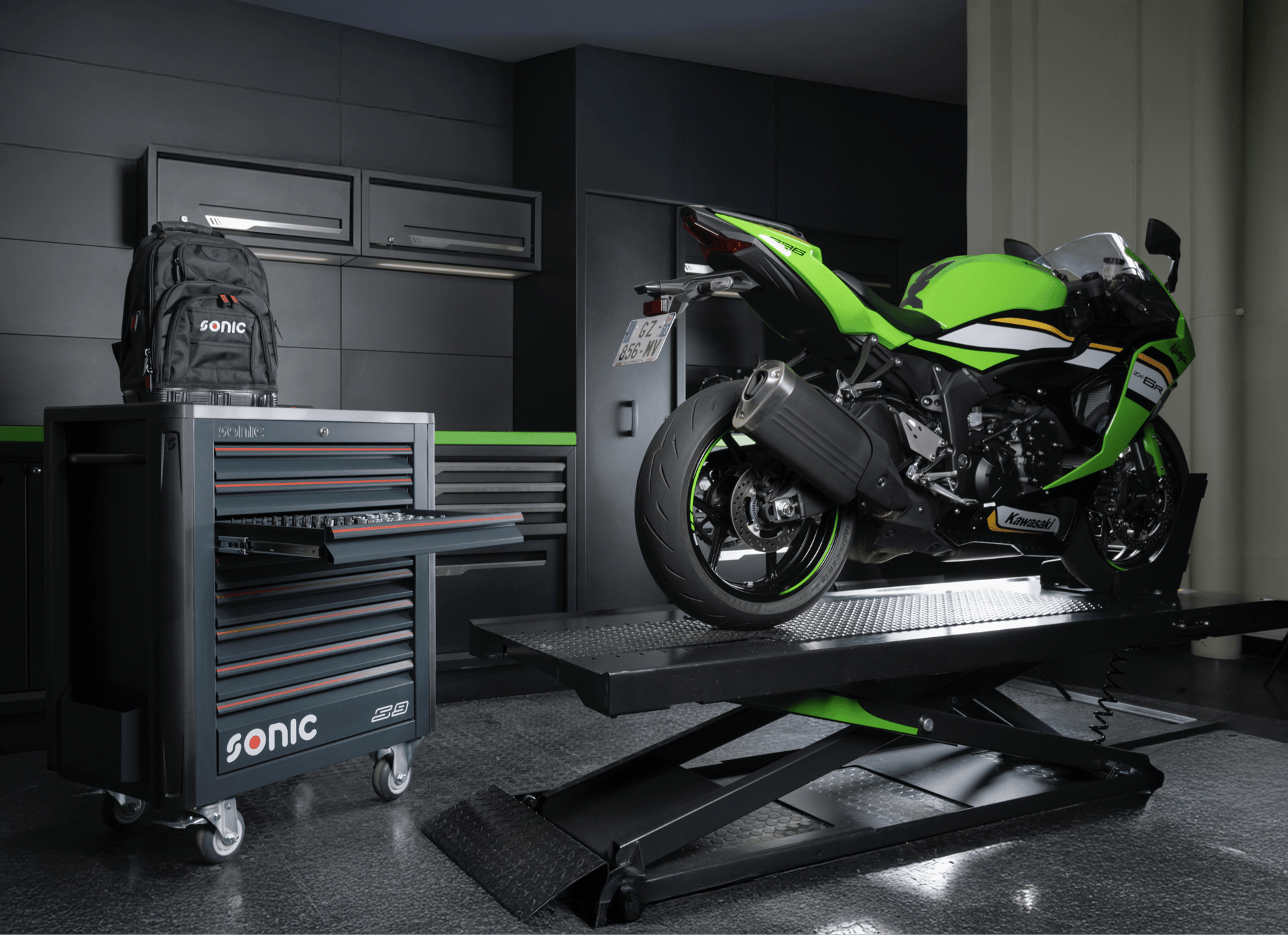 gray computer monitor