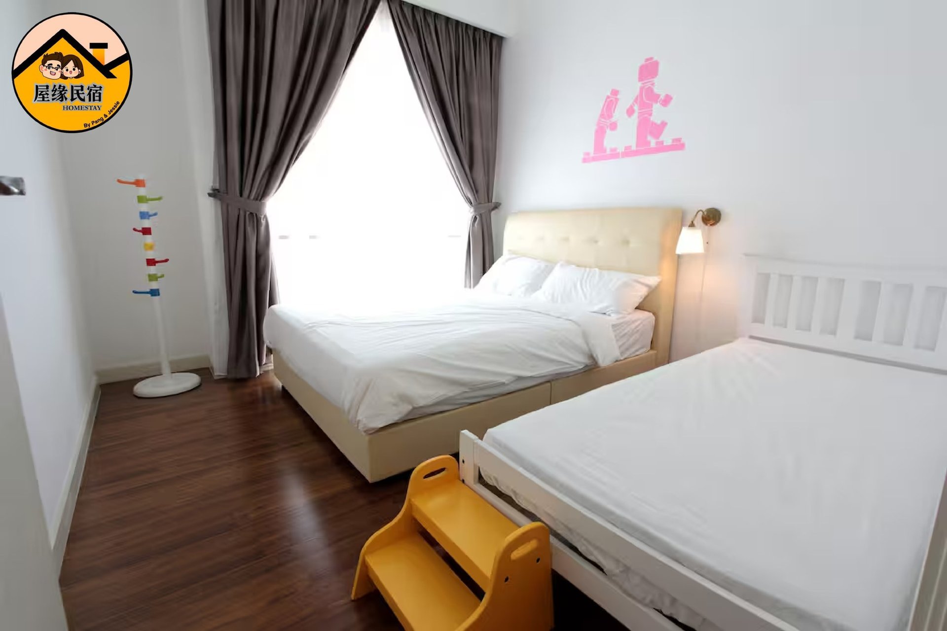 gray computer monitor