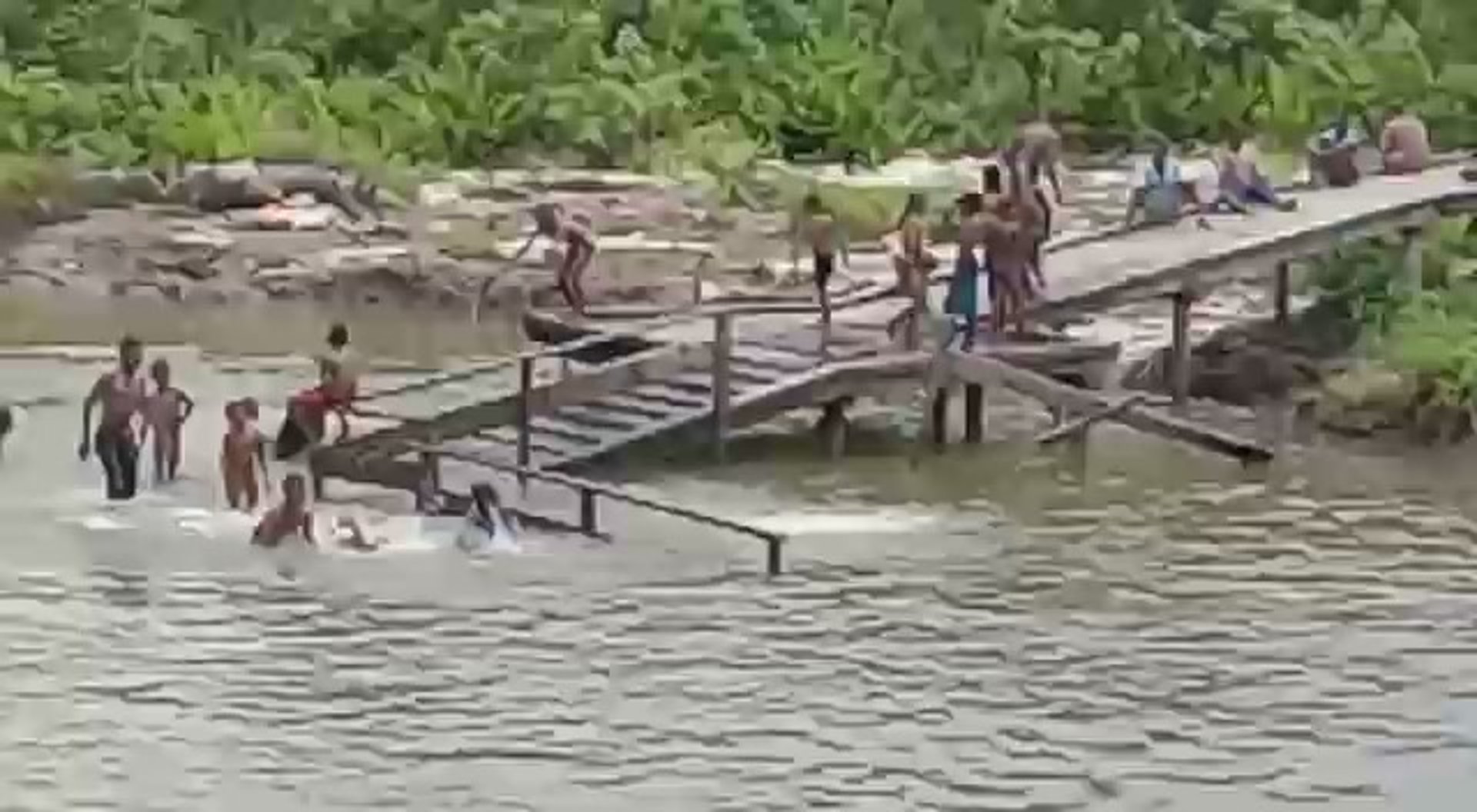 gray computer monitor