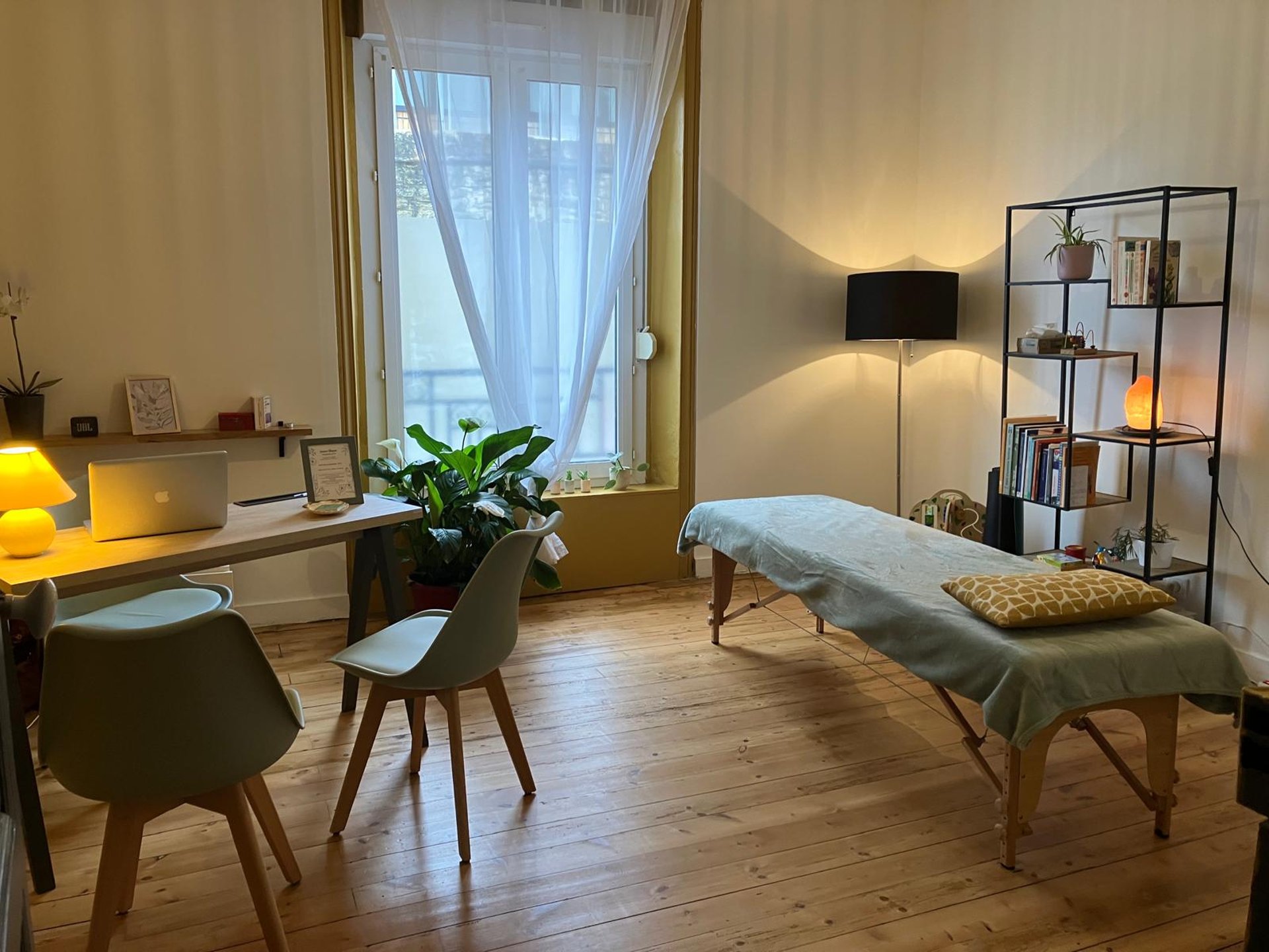 black and white bed linen