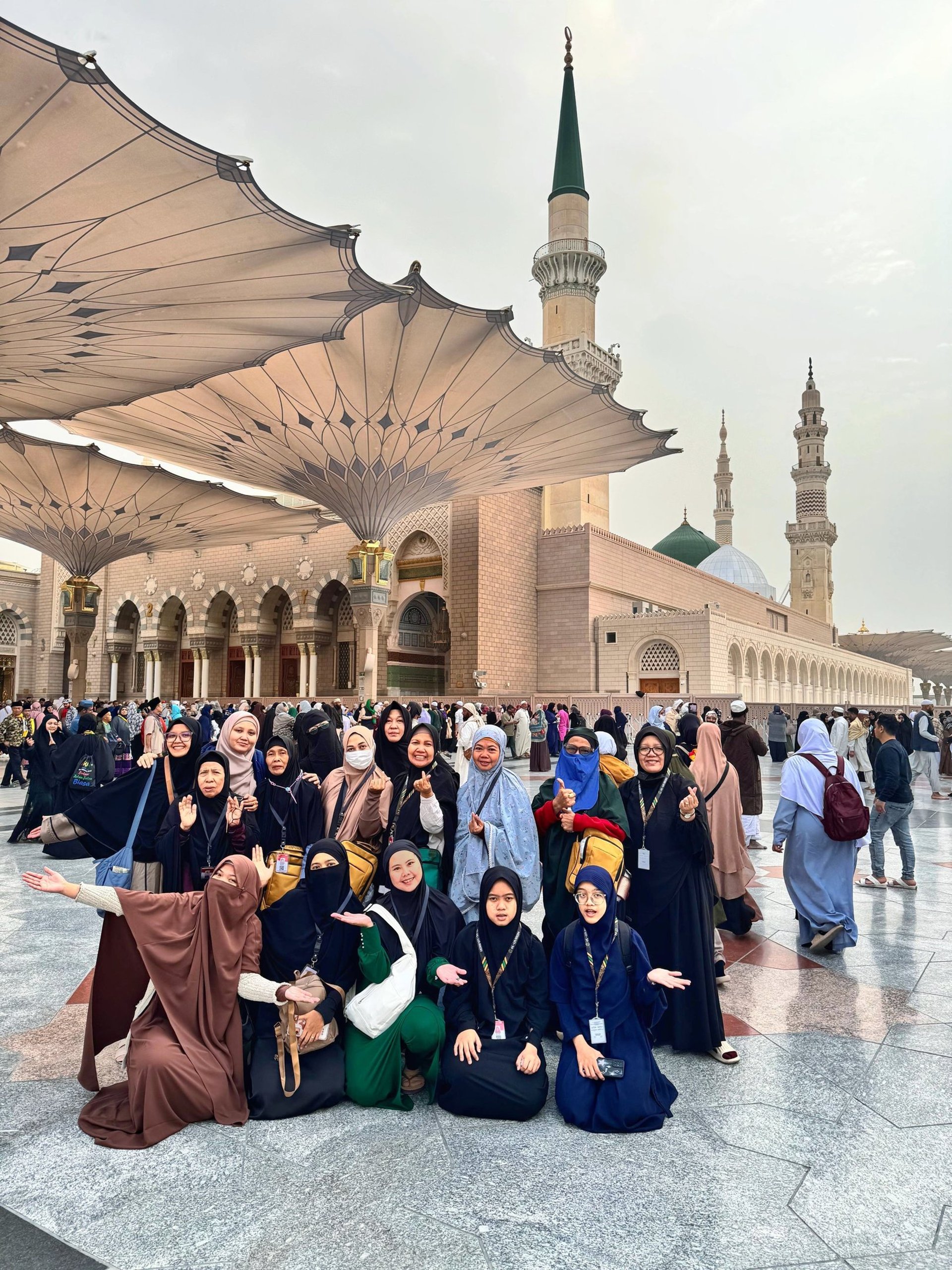 gray computer monitor