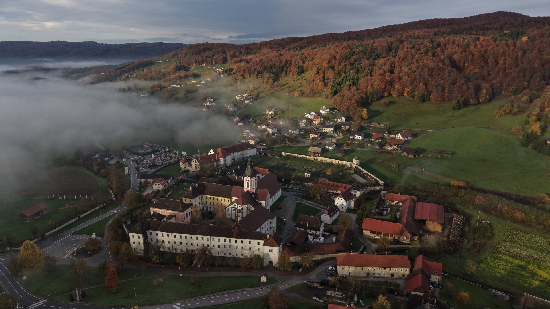 gray computer monitor