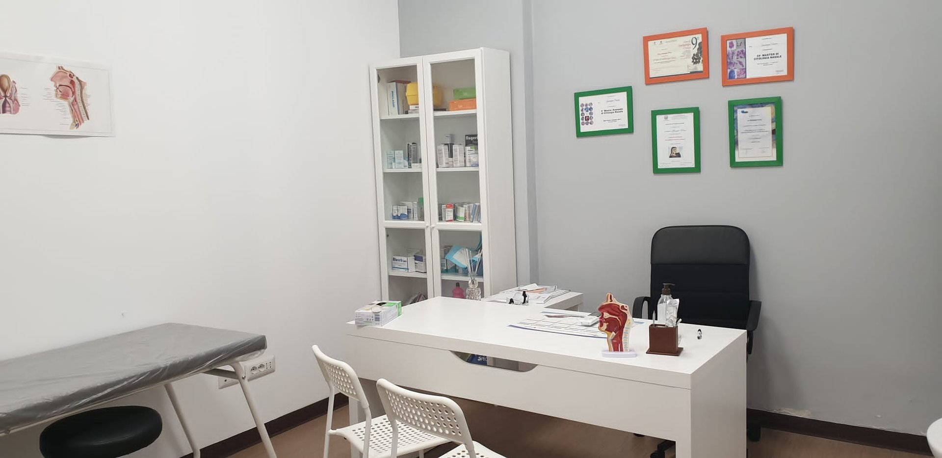 gray computer monitor