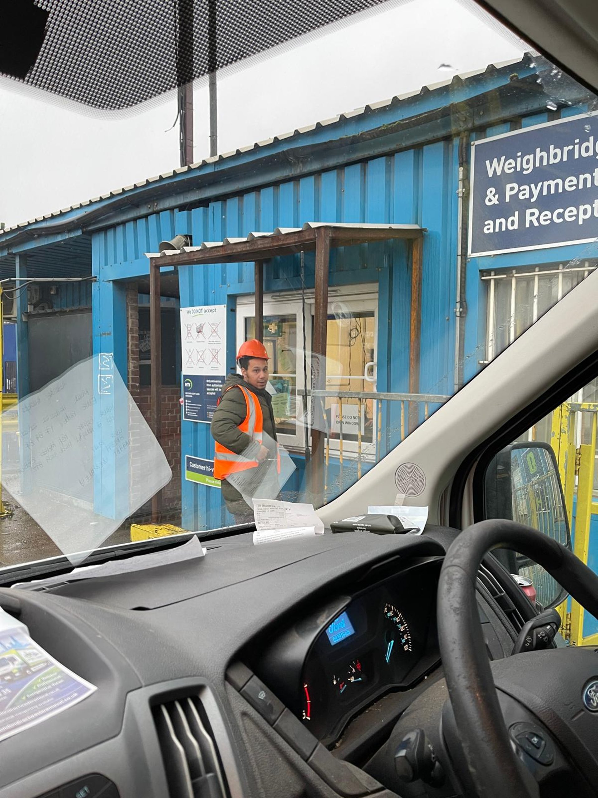 gray computer monitor